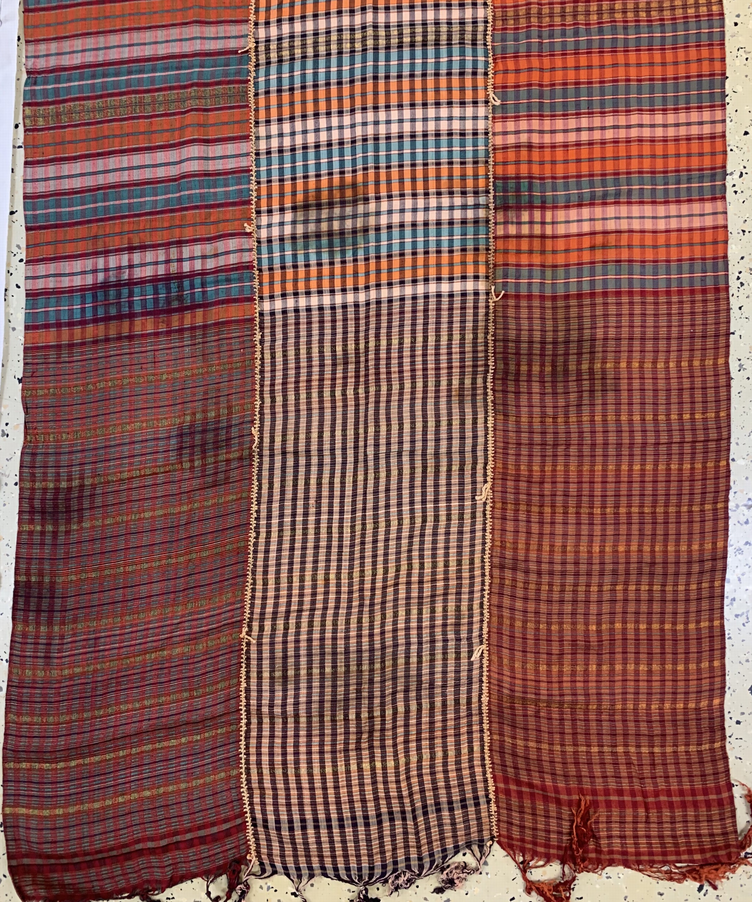Detail b: 2 Lots Indische Textilien, Indien, Mitte 20.Jhd, Seide und Baumwolle, ca. 196 x 89 cm, EHZ: 1-2(Seidentextil fleckig).