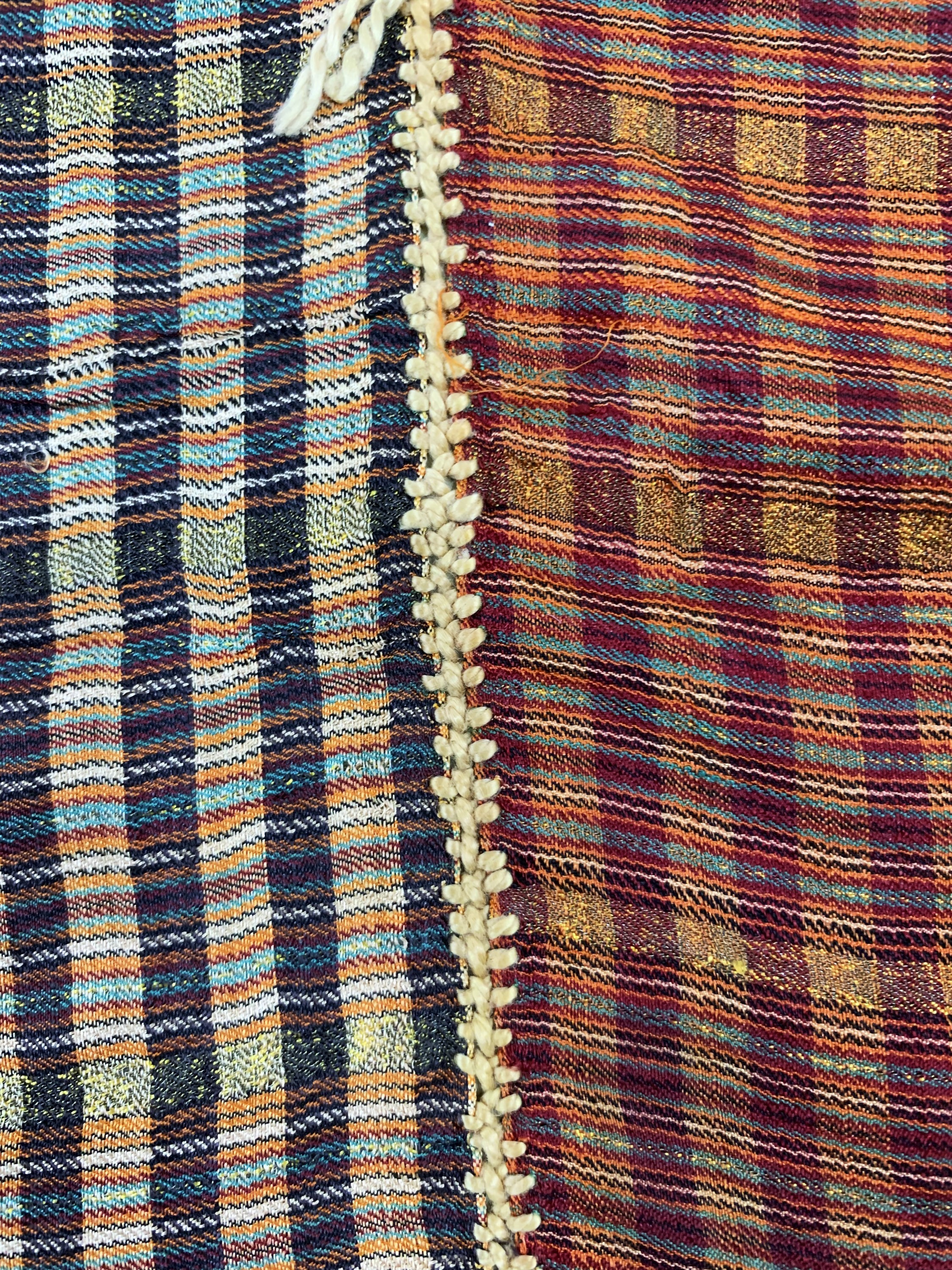 Detail c: 2 Lots Indische Textilien, Indien, Mitte 20.Jhd, Seide und Baumwolle, ca. 196 x 89 cm, EHZ: 1-2(Seidentextil fleckig).