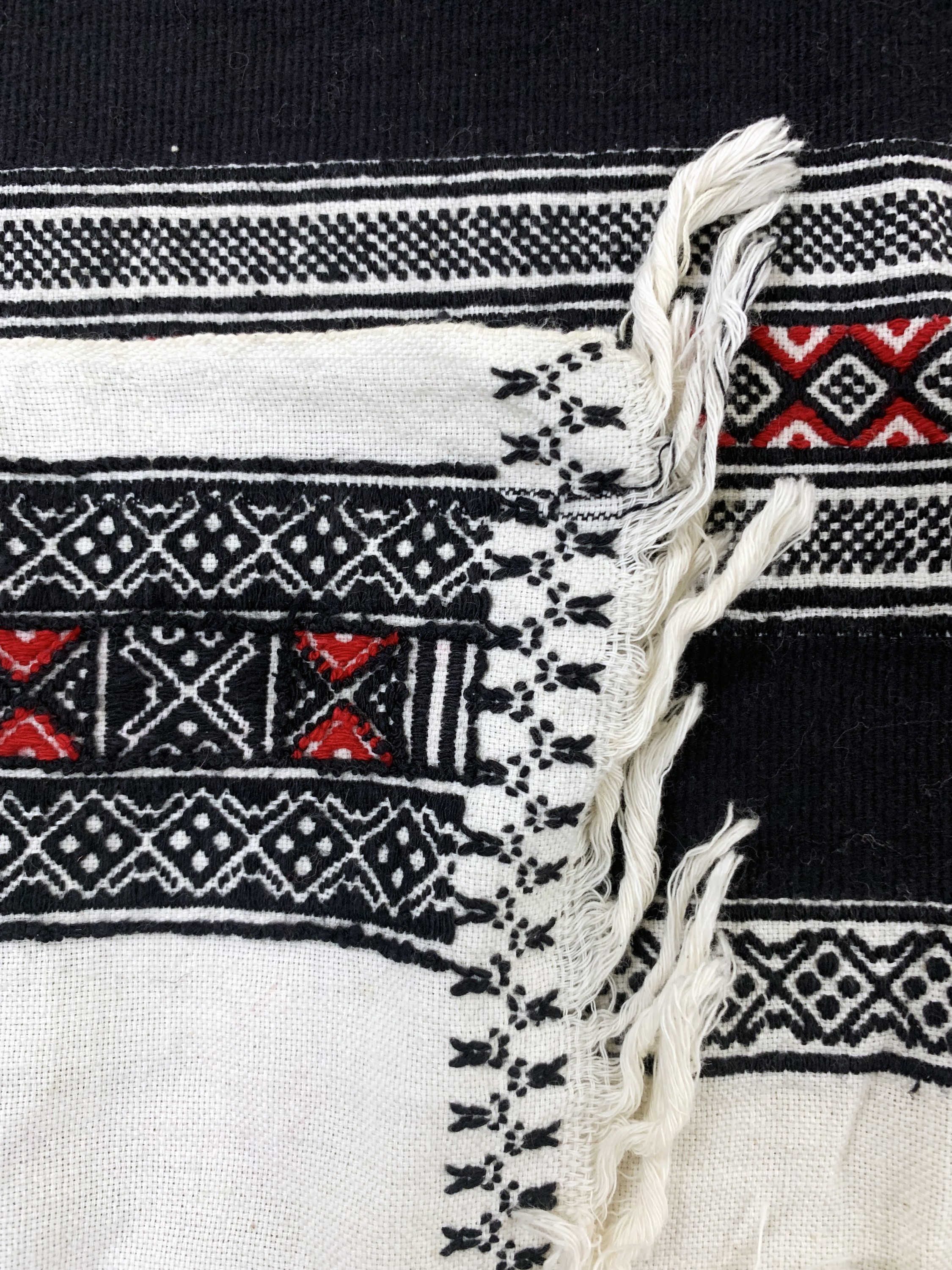 Detail g: 2 Lots Indische Textilien, Indien, Mitte 20.Jhd, Seide und Baumwolle, ca. 196 x 89 cm, EHZ: 1-2(Seidentextil fleckig).