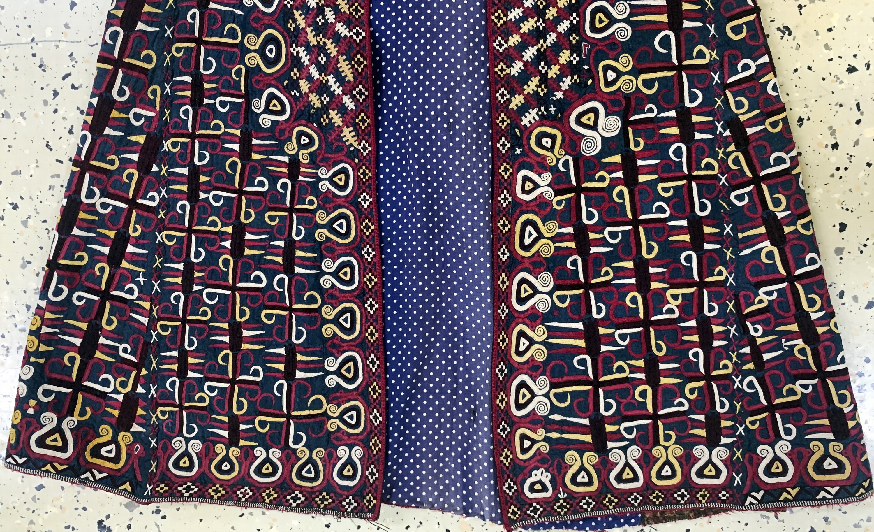 Detail b: Chirpi alt, Turkmenistan, um 1900, Seiden-Stickerei, Frauenmantel, EHZ: 2