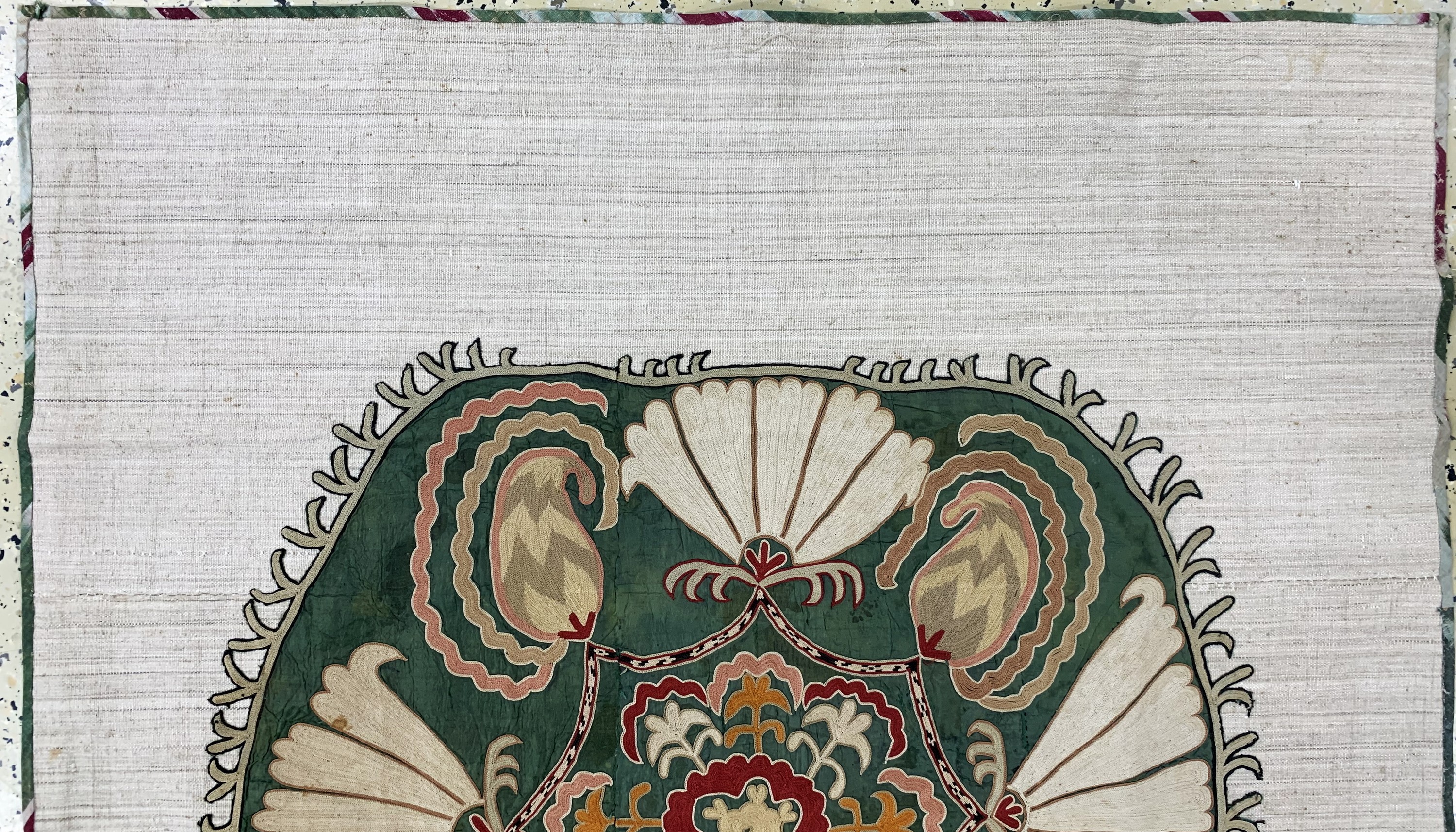 Detail a: Seiden-Susani, Uzbekistan, um 1900, Seidenstickerei, ca. 128 x 105 cm, EHZ: 1-2