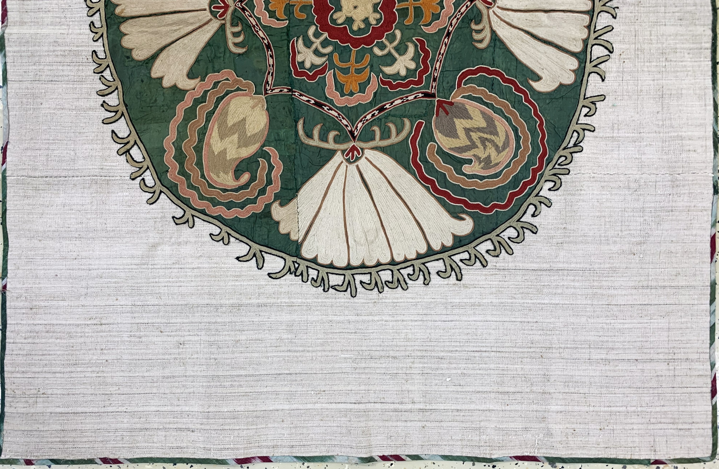 Detail b: Seiden-Susani, Uzbekistan, um 1900, Seidenstickerei, ca. 128 x 105 cm, EHZ: 1-2