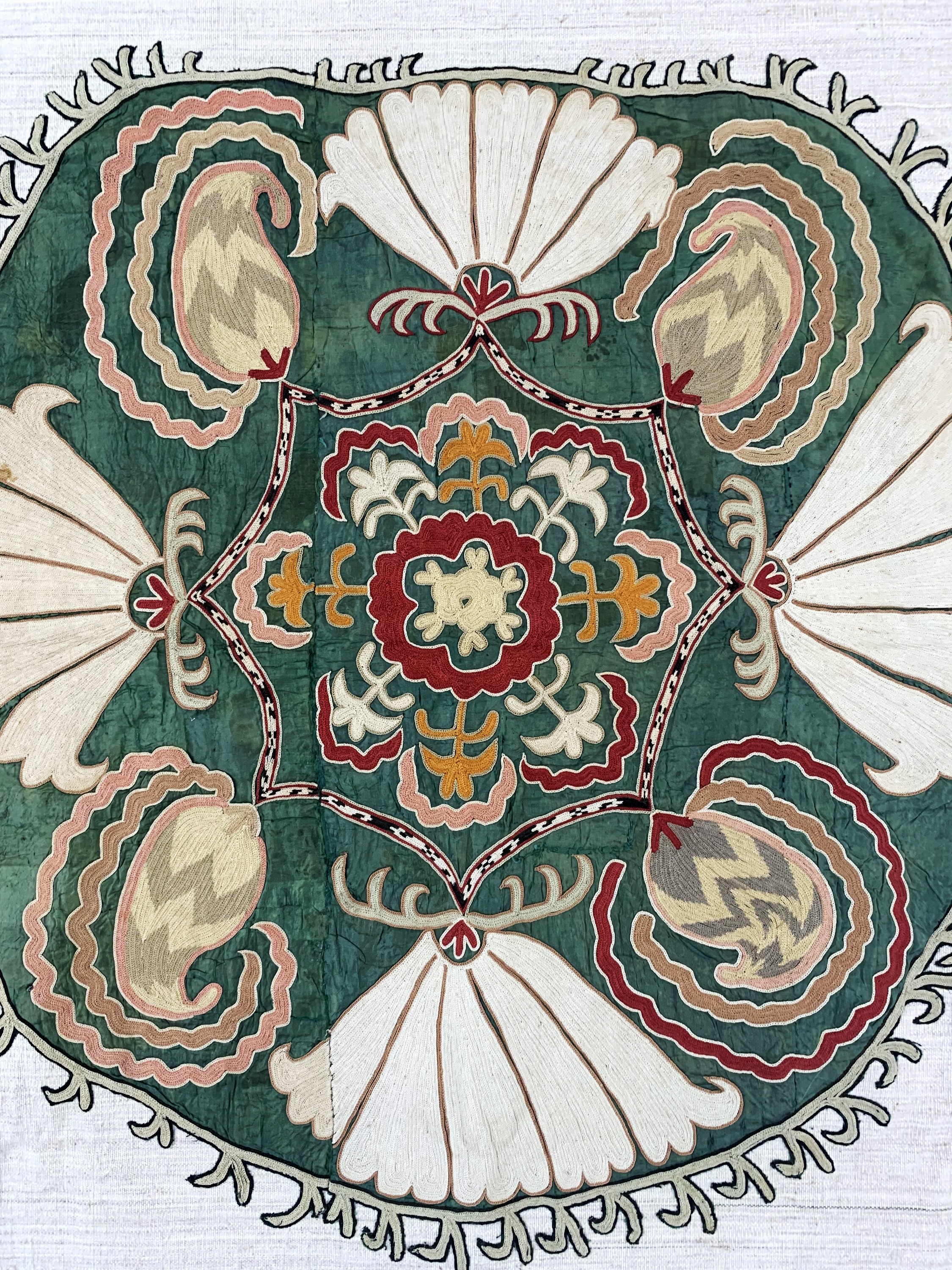 Detail c: Seiden-Susani, Uzbekistan, um 1900, Seidenstickerei, ca. 128 x 105 cm, EHZ: 1-2