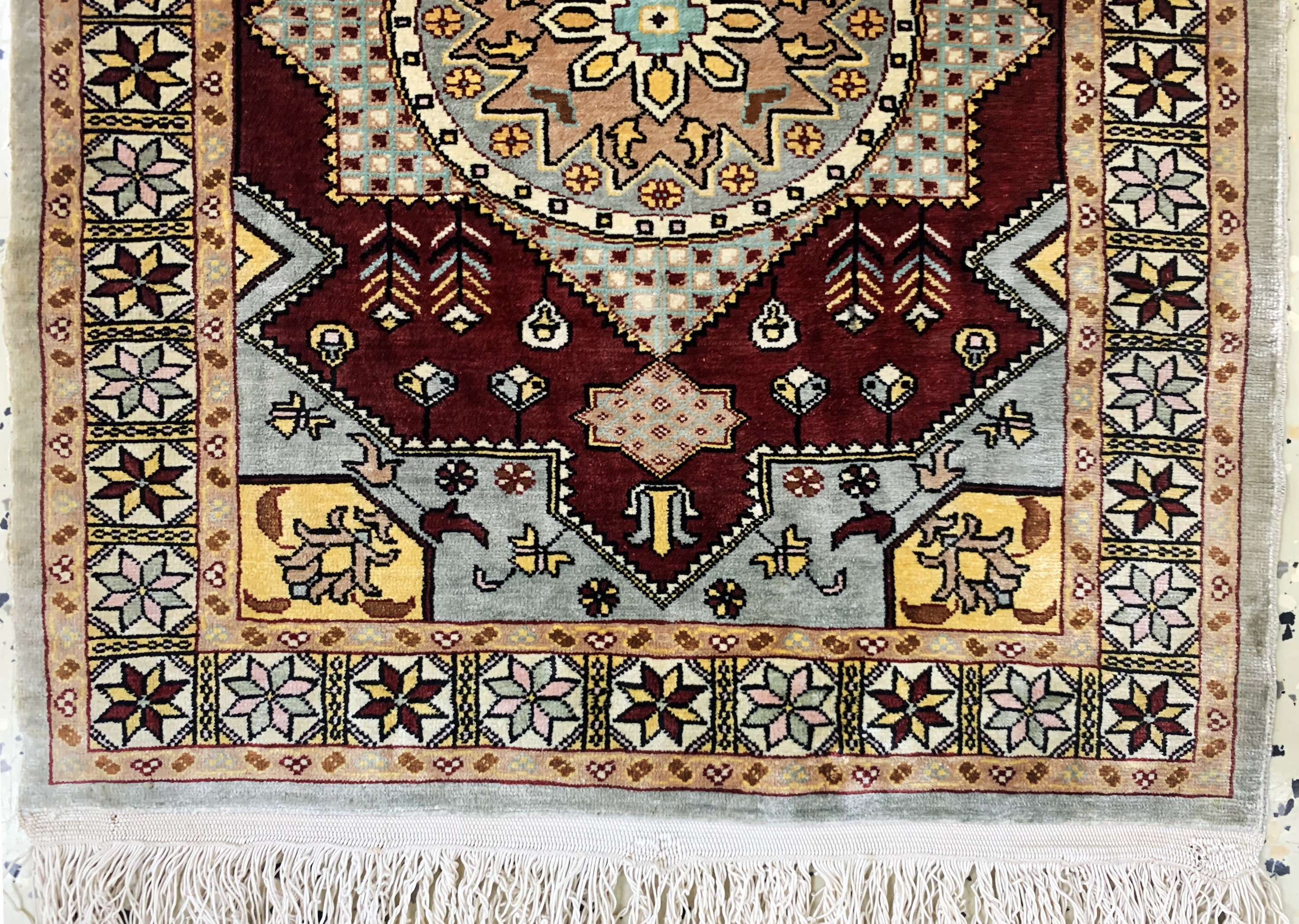 Detail b: Hereke Seide, signiert, Türkei, Mitte 20.Jhd, reine Naturseide, ca. 48 x 37 cm, ca. 1,0 Mio. Kn/qm, EHZ: 1-2