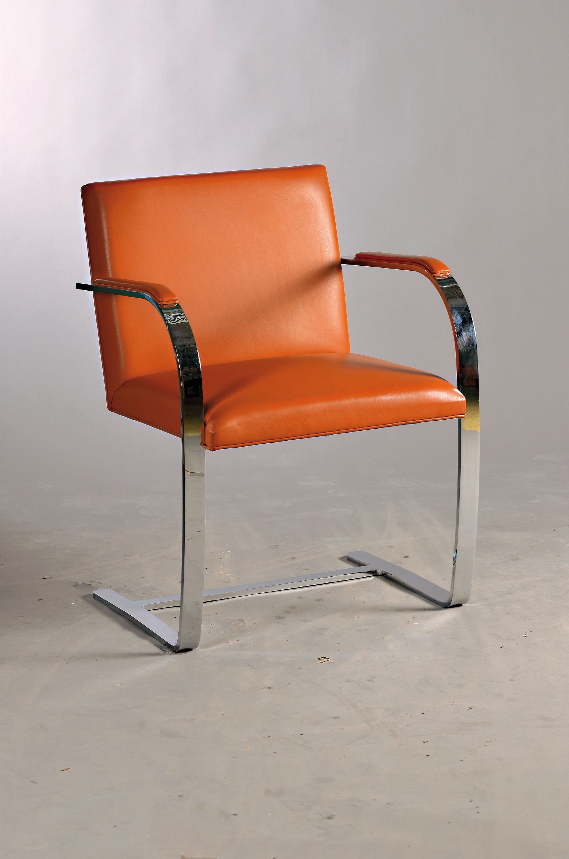 Freischwinger Stuhl, Entwurf von Ludwig Mies van der Rohe und Lily Reich, 1960/70 für Knoll International, verchromtes Fußgestell, Sitz und ...