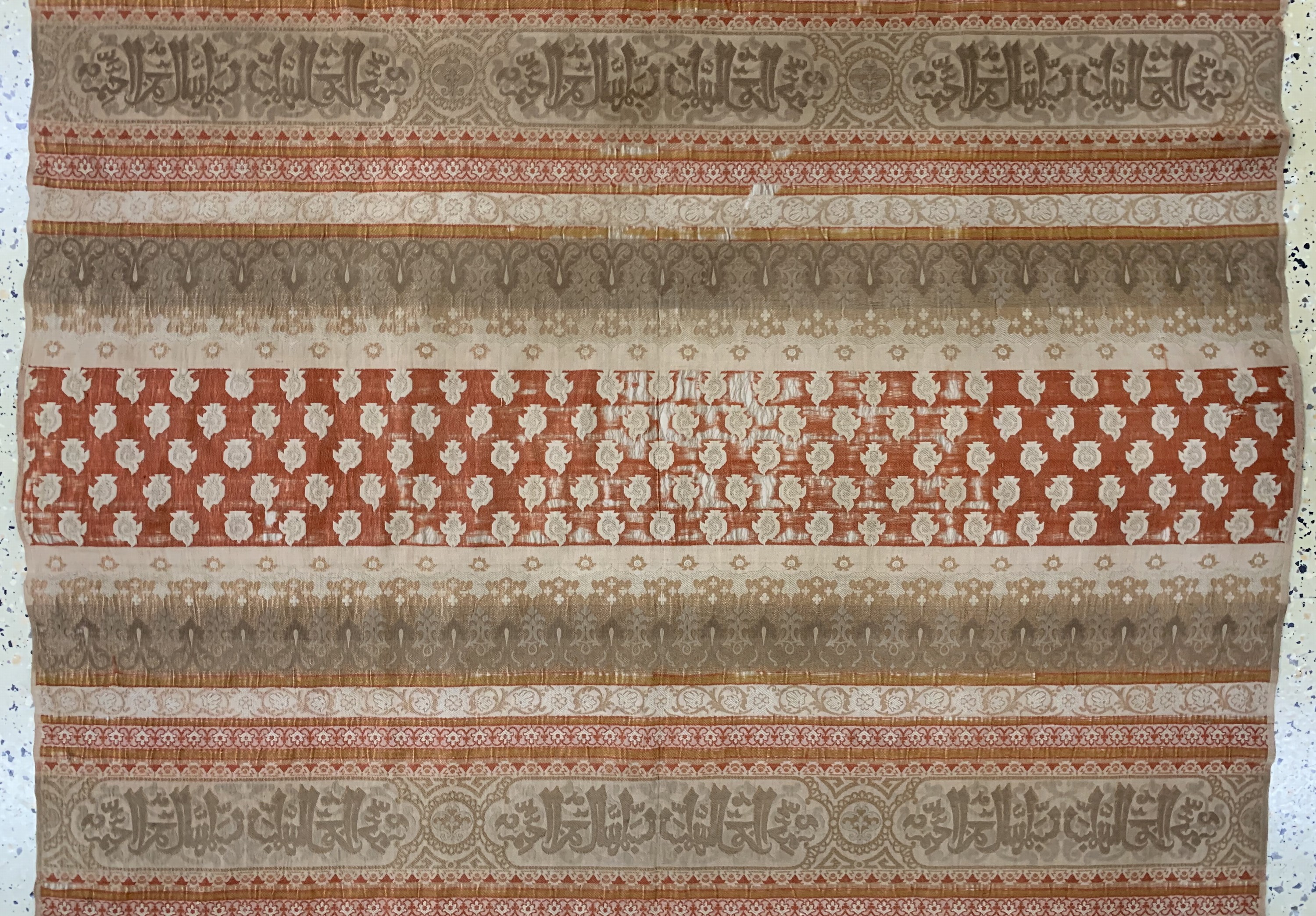 Detail b: Seidenstickerei antik, Türkei, 19.Jhd, ca. 271 x 118 cm, EHZ: 4(geflickte Stellen)
