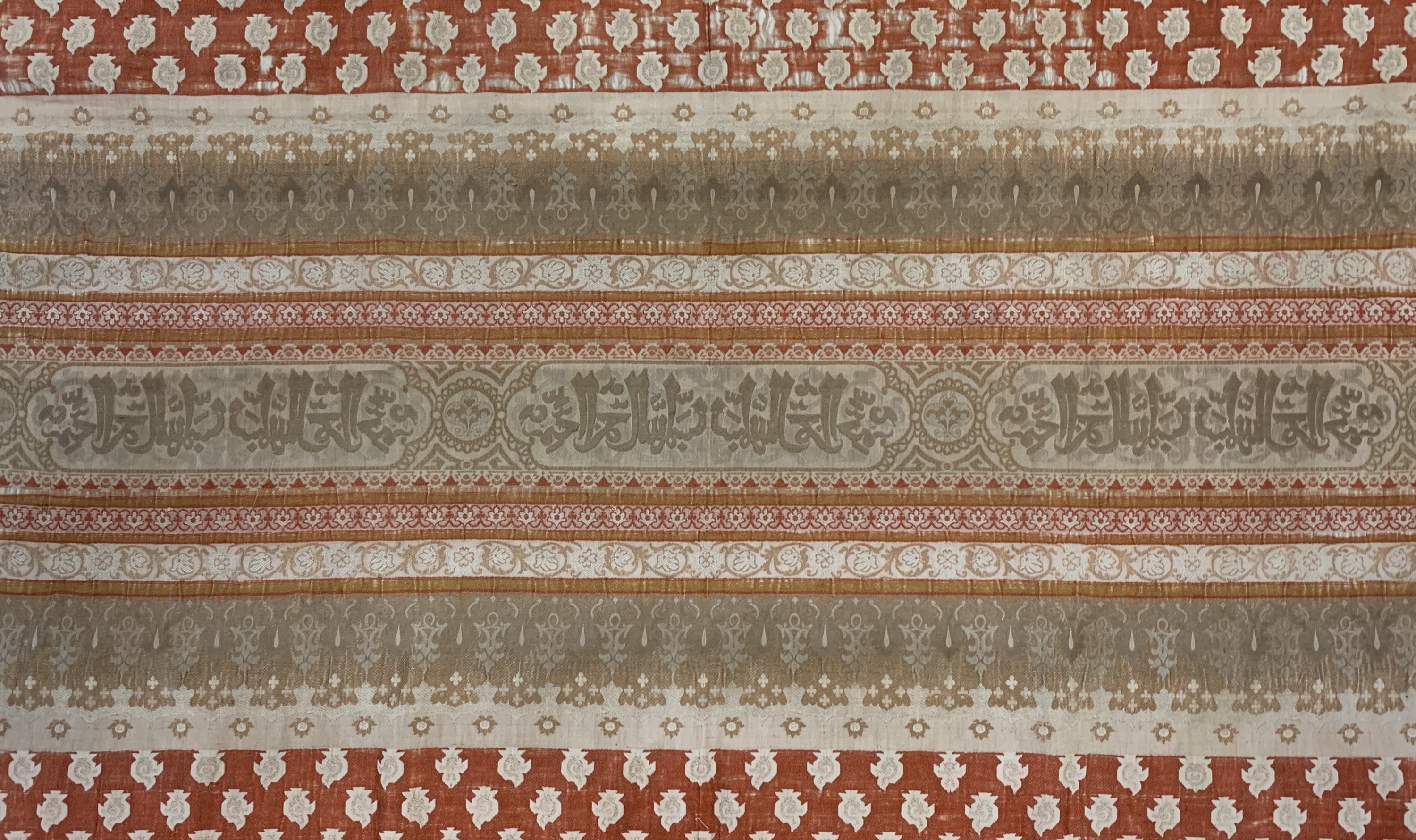 Detail d: Seidenstickerei antik, Türkei, 19.Jhd, ca. 271 x 118 cm, EHZ: 4(geflickte Stellen)