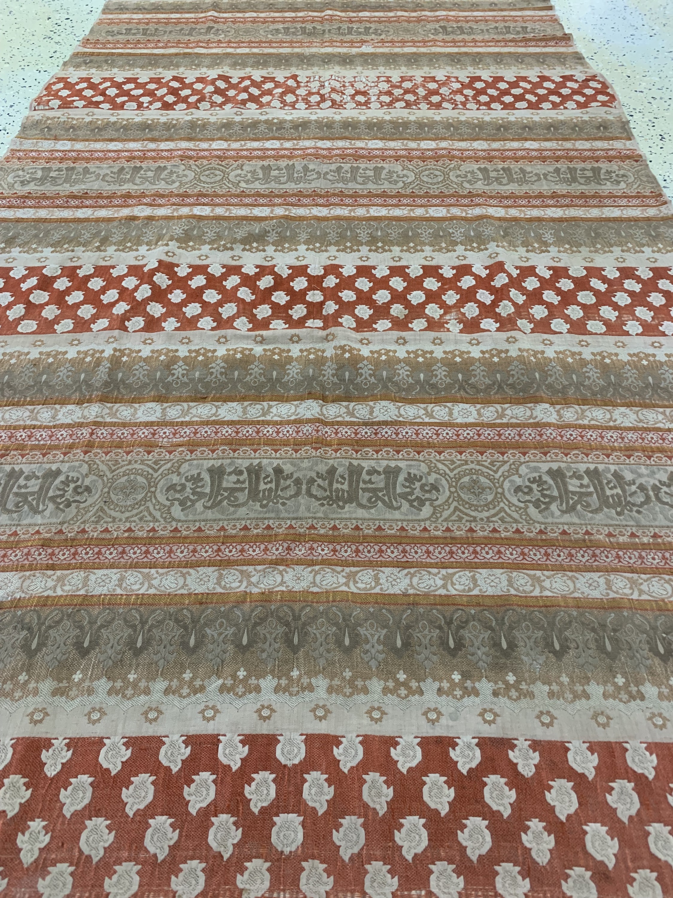 Detail e: Seidenstickerei antik, Türkei, 19.Jhd, ca. 271 x 118 cm, EHZ: 4(geflickte Stellen)