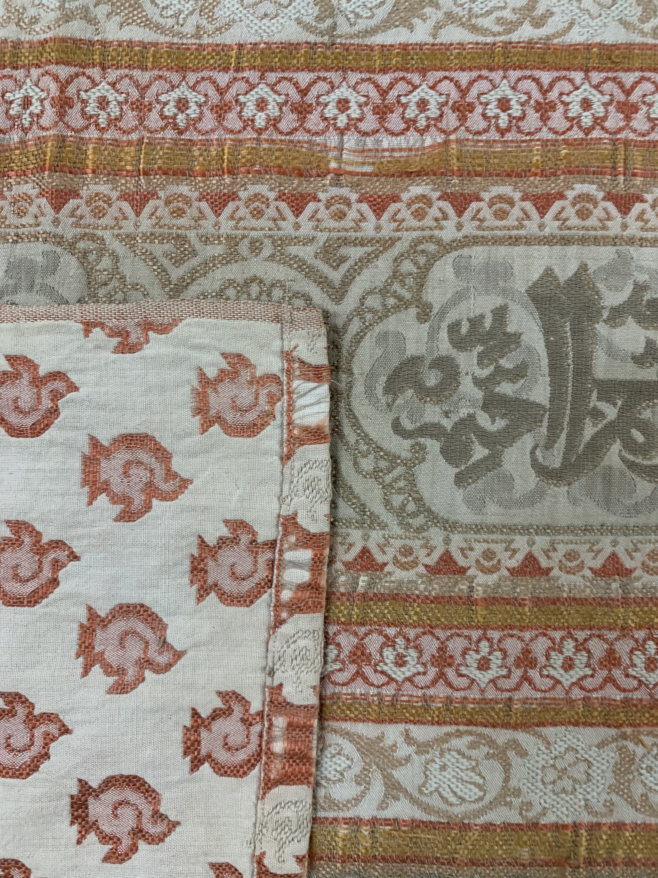 Detail f: Seidenstickerei antik, Türkei, 19.Jhd, ca. 271 x 118 cm, EHZ: 4(geflickte Stellen)
