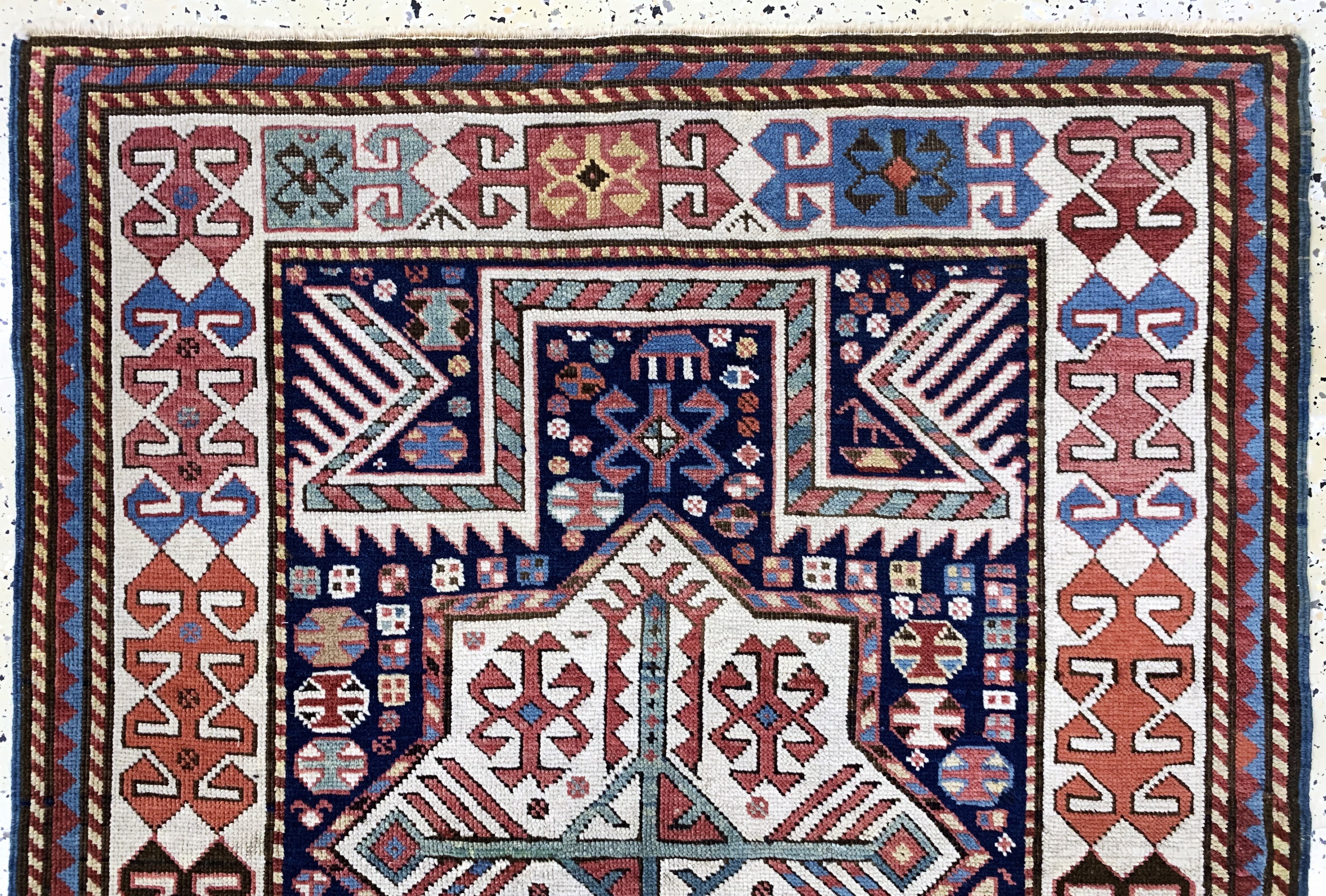 Detail a: "Akstafa"Kazak antik, Kaukasus, 19.Jhd, Wolle auf Wolle, ca. 182 x 92 cm, EHZ: 2(fachkundig restauriert)