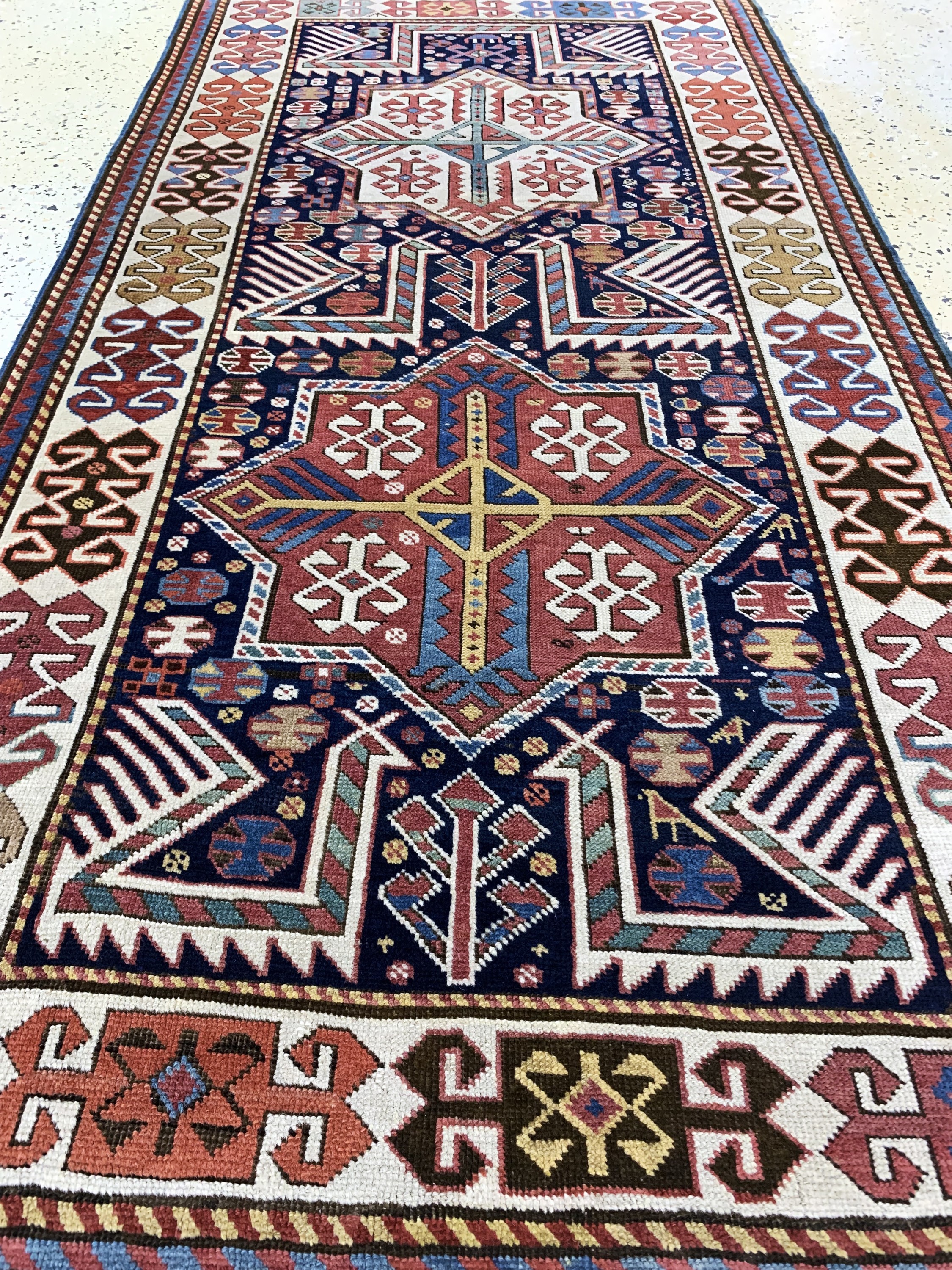 Detail f: "Akstafa"Kazak antik, Kaukasus, 19.Jhd, Wolle auf Wolle, ca. 182 x 92 cm, EHZ: 2(fachkundig restauriert)