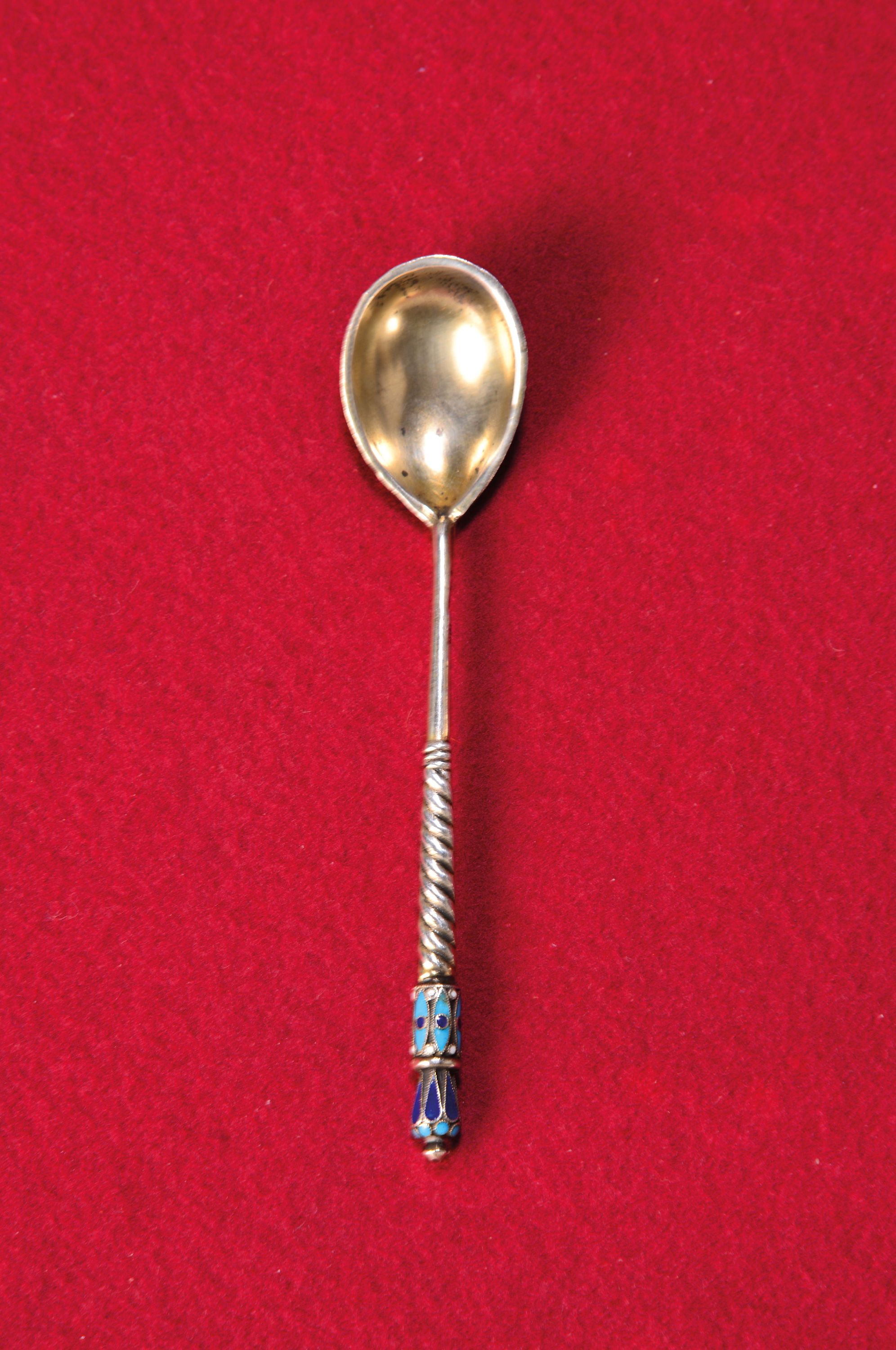 Detail a: Silberlöffel mit Emaildekor, Russland, nach 1891, 84 Zolotniki, ornamentaler Emaildekor in türkis, blau, weiß und rot, L. 11 cm, 15g