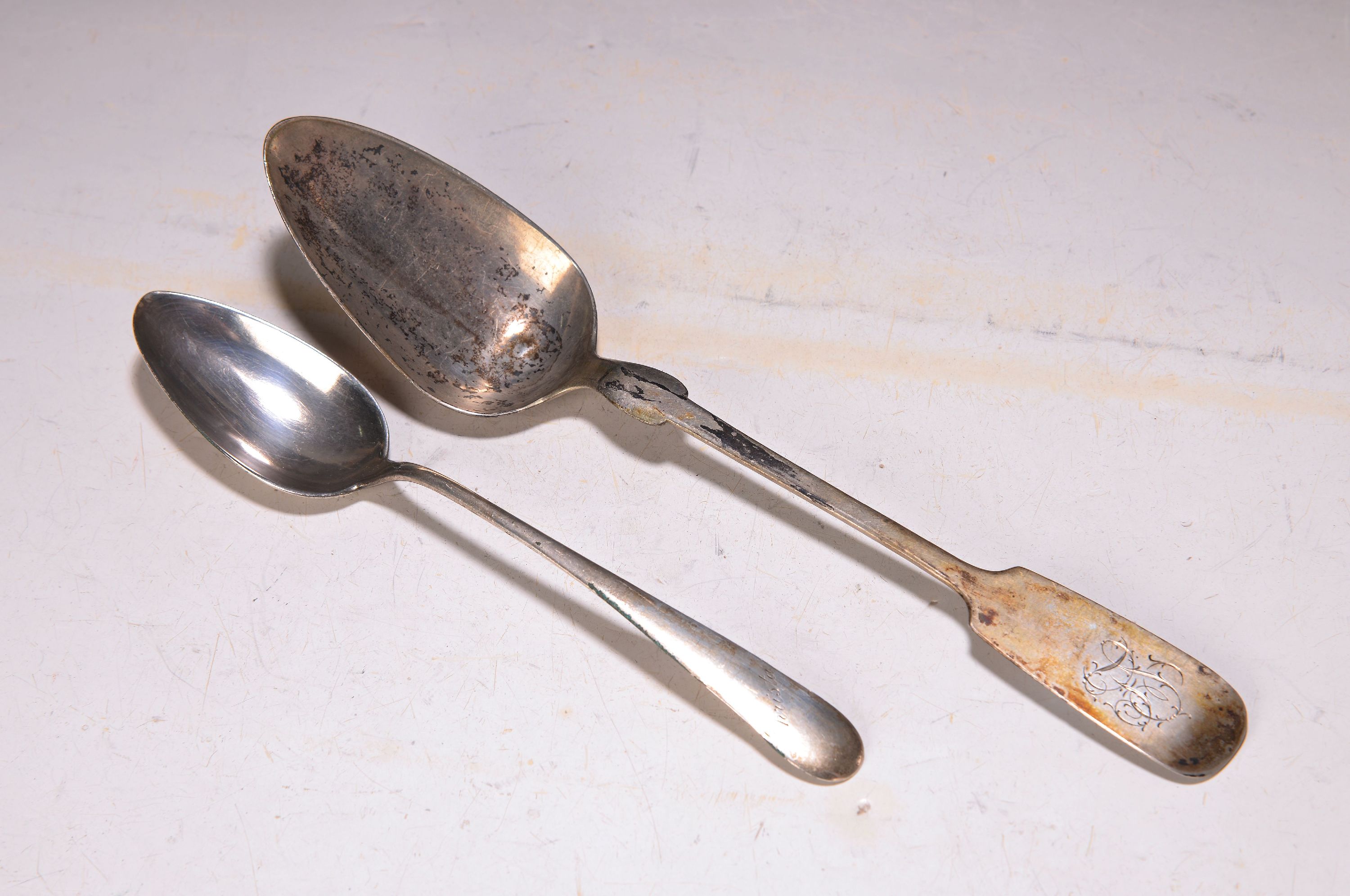 Zwei Vorlegelöffel, deutsch, 18./19.Jh., Silber, L. 22/28 cm, 115g