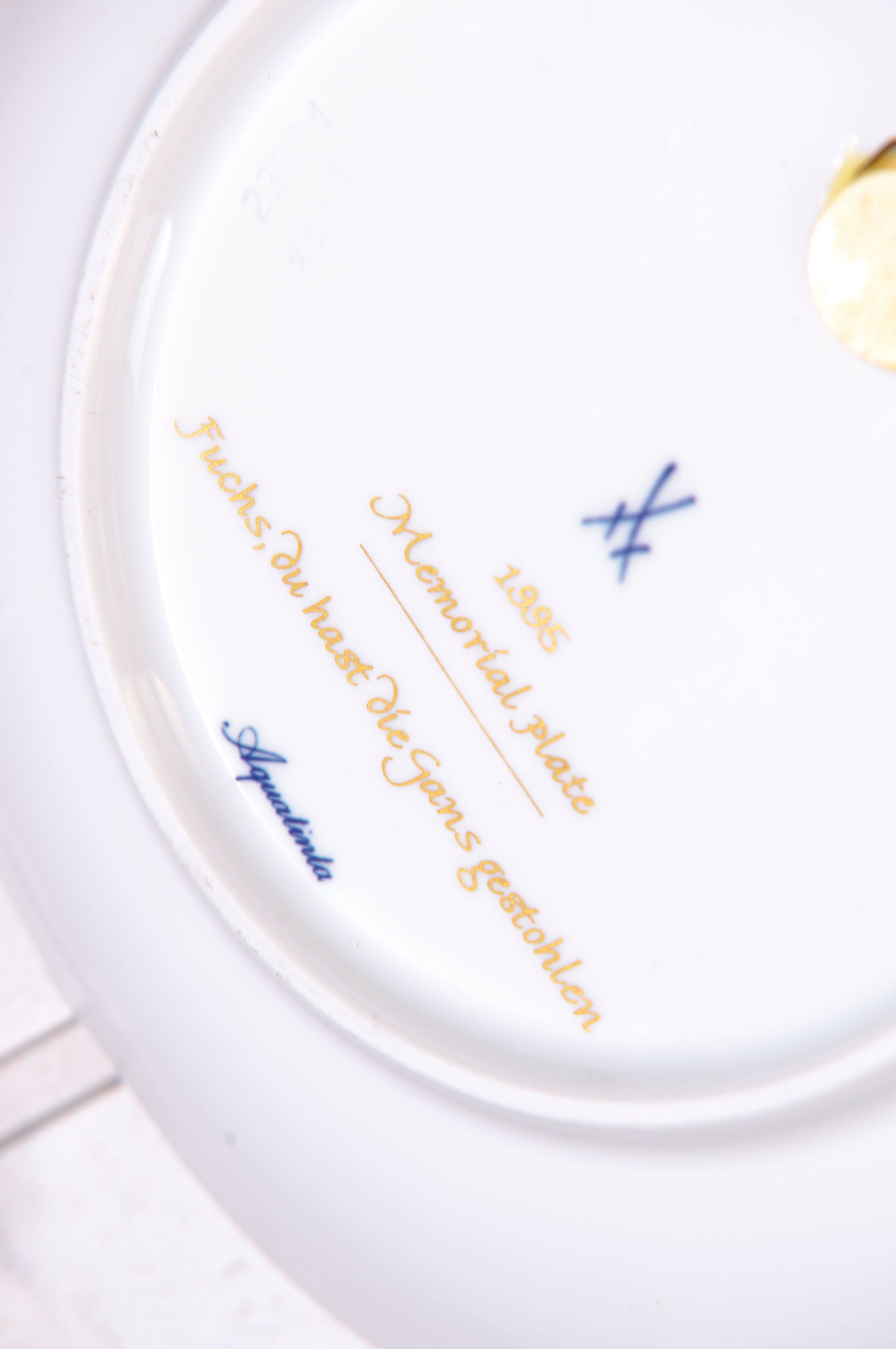 Detail b: 2 Andenken-Teller memorial plates, Meissen, 1995 und 1996, Aquatinta goldgehöht, Fuchs du hast die Gans gestohlen und Ein Männlein steht im Walde, ...