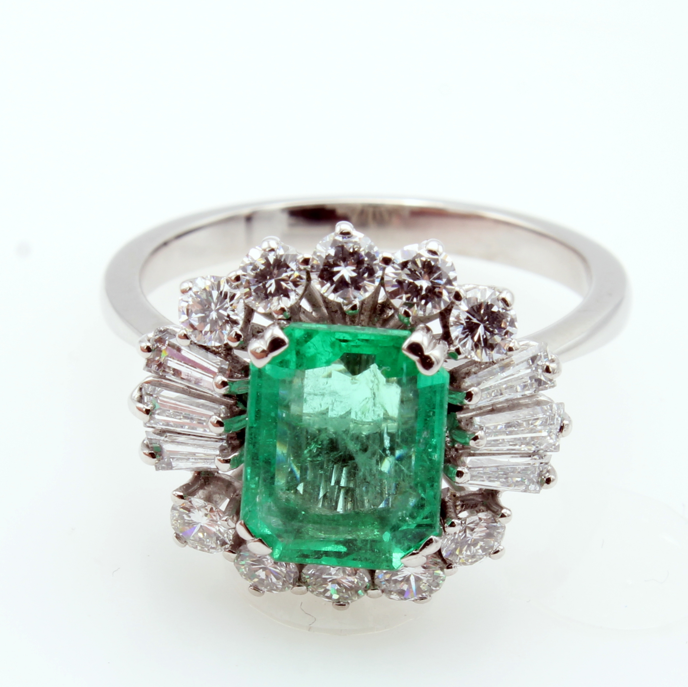 Image 26958782 - Ring mit Smaragd, Brillanten und Diamanten, WG 750/000, Diam. und Brill. zus. ca. 0.70 ...