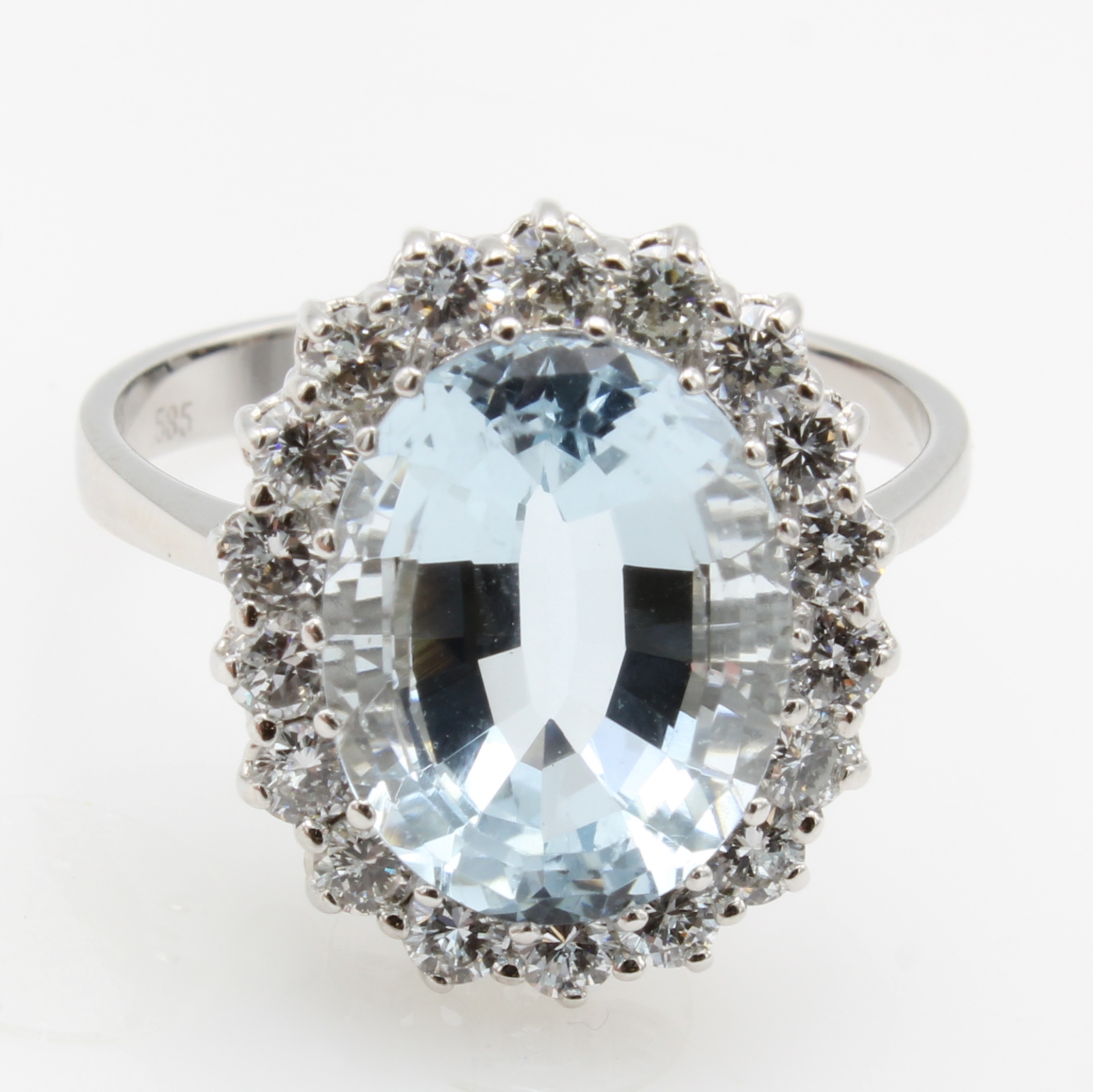 Image 26958784 - Ring mit Brillanten und Aquamarin, WG 585/ 000, Brill. zus. ca. 0.72 ct Weiß/si, ovaler ...