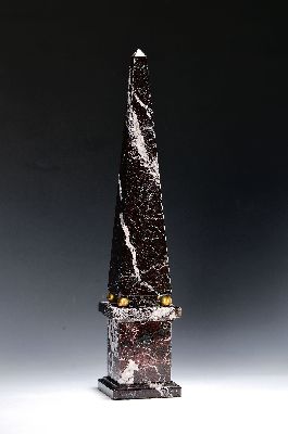 Image 26958756 - Obelisk, neuzeitlich, aus weiß-geädertem schwarzen Marmor mit vier ...