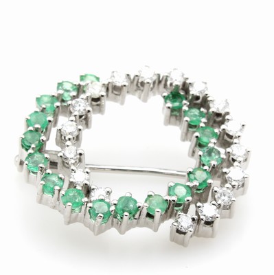 26958773a - Brosche mit Smaragden und Brillanten, WG 585/000, Brill. zus. ca. 0.50 ct Weiß/si u. ...
