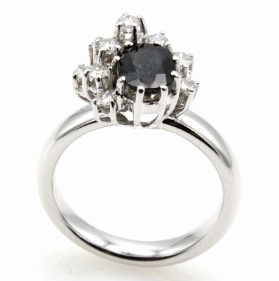 26958776a - Ring mit Saphir und Brillanten, WG 750/000, Brill. zus. ca. 0.30 ct Weiß/p1, ovaler ...