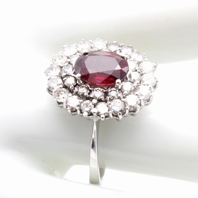 26958778a - Ring mit Brillanten und Rubin, WG 750/000, ovaler Rubin ca. 2.5 ct von sehr guter Farbe, ...
