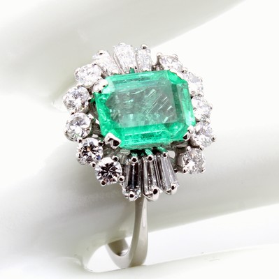 26958782a - Ring mit Smaragd, Brillanten und Diamanten, WG 750/000, Diam. und Brill. zus. ca. 0.70 ...