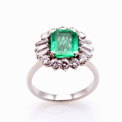 26958782b - Ring mit Smaragd, Brillanten und Diamanten, WG 750/000, Diam. und Brill. zus. ca. 0.70 ...