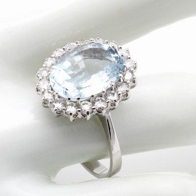 26958784b - Ring mit Brillanten und Aquamarin, WG 585/ 000, Brill. zus. ca. 0.72 ct Weiß/si, ovaler ...