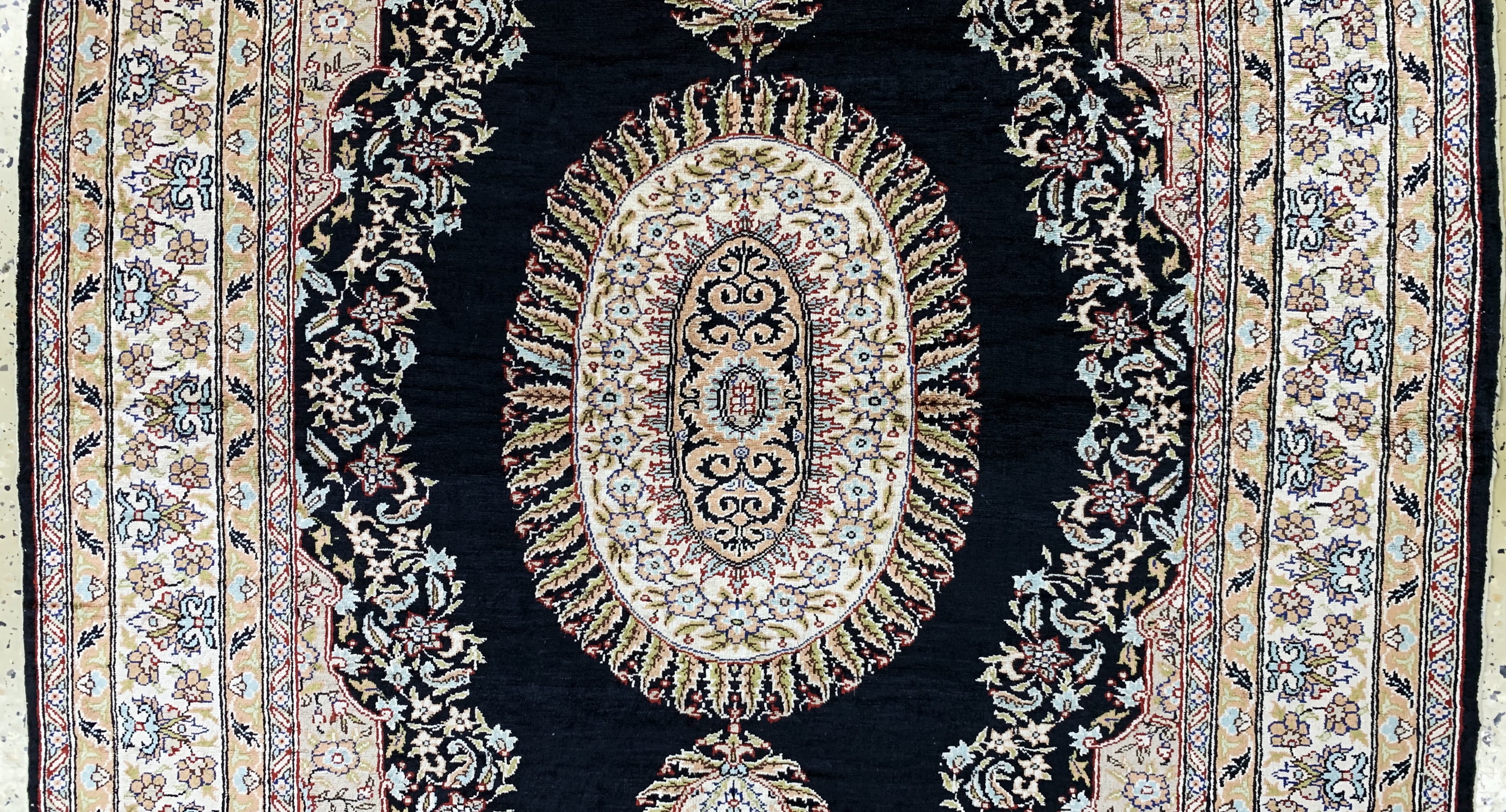 Detail b: Seiden Kayseri, Türkei, Mitte 20.Jhd, reineNaturseide, ca. 165 x 108 cm, gereinigt, EHZ: 2