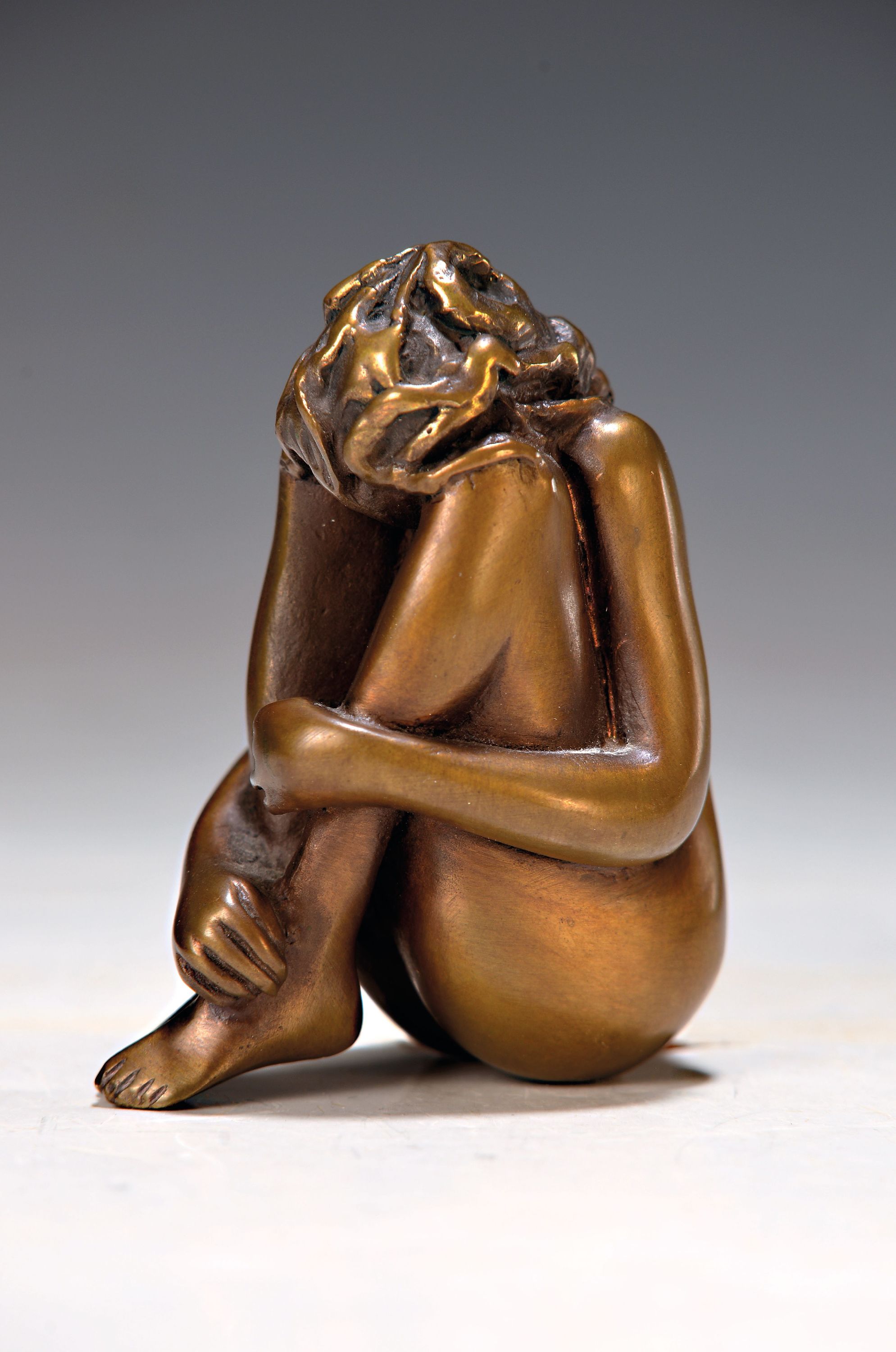 Bruno Bruni, geb. 1935 Gradara Italien, Vignola, Bronzeskulptur, signiert und num. 823/750, Steinsockel, Gesamth. ca. 23cm