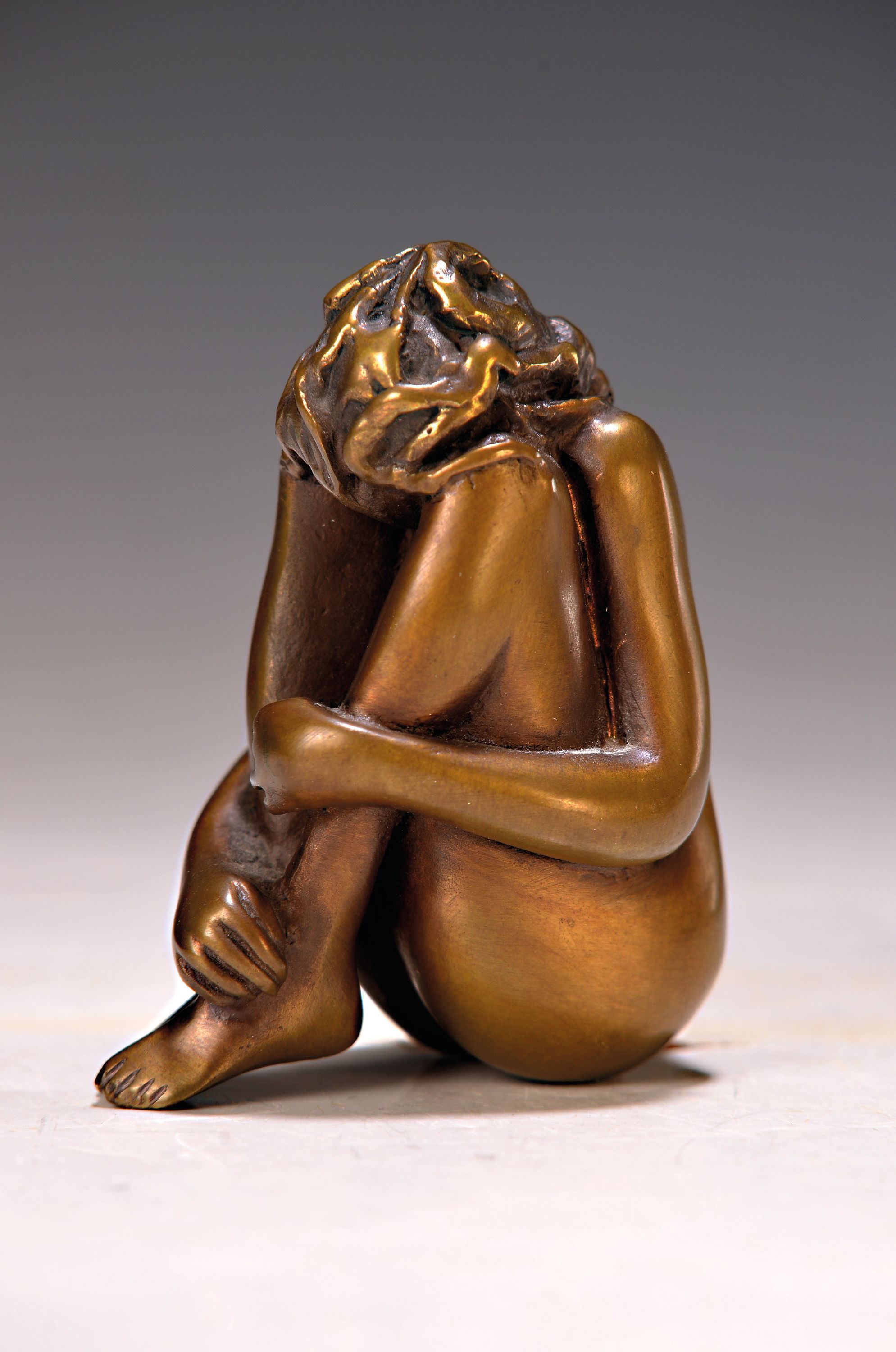 Detail k: Bruno Bruni, geb. 1935 Gradara Italien, Vignola, Bronzeskulptur, signiert und num. 823/750, Steinsockel, Gesamth. ca. 23cm