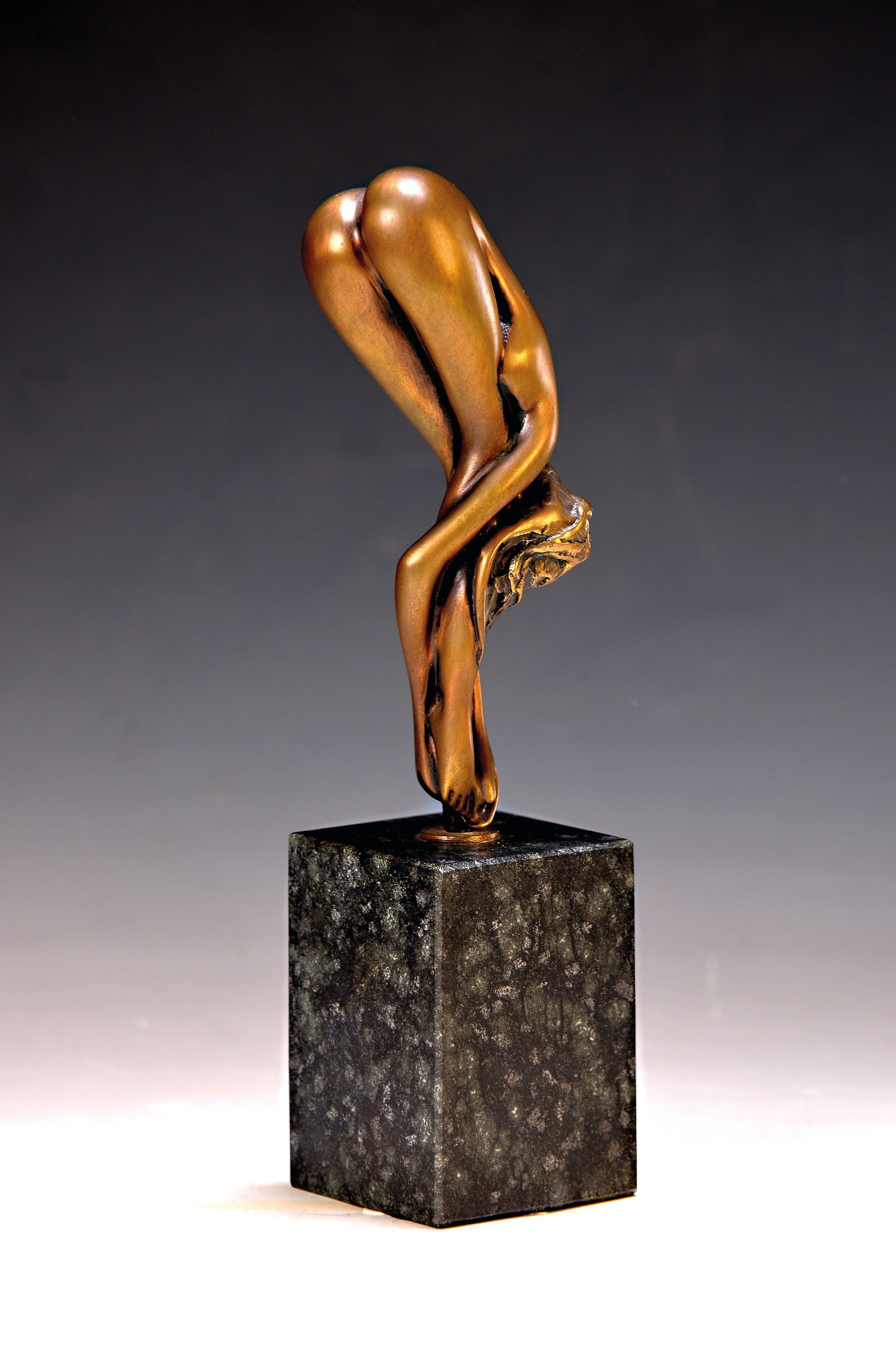 Detail k: Bruno Bruni, geb. 1935 Gradara Italien, Mignon, Bronzeskulptur, signiert und num. 2728/5000, H. ca. 9 cm