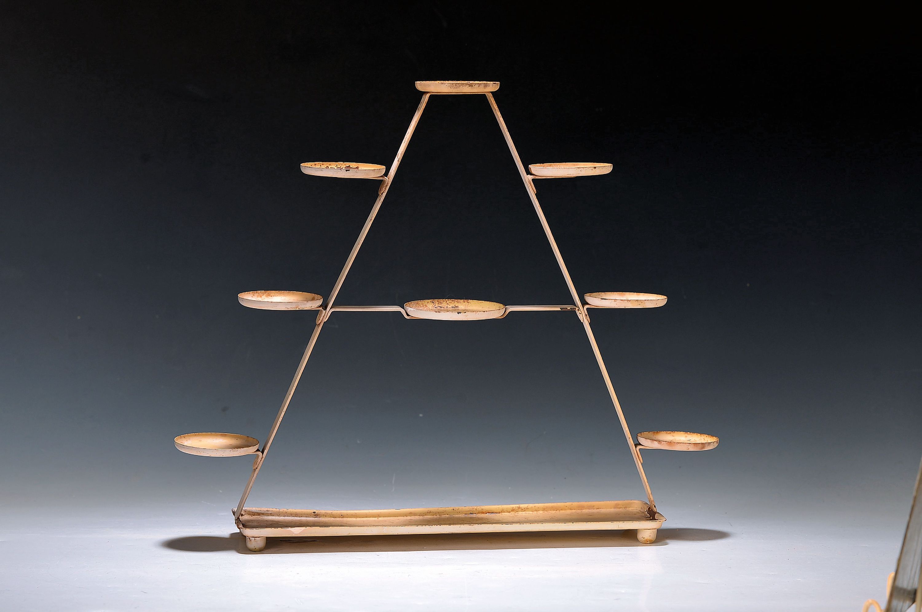 Pyramiden-Metall-Regal, wohl für Kakteen, Entwurf Marianne Brandt (1893-1983), Ruppel Werke Gotha, Metall beige lackiert, am Boden gestempelt ...