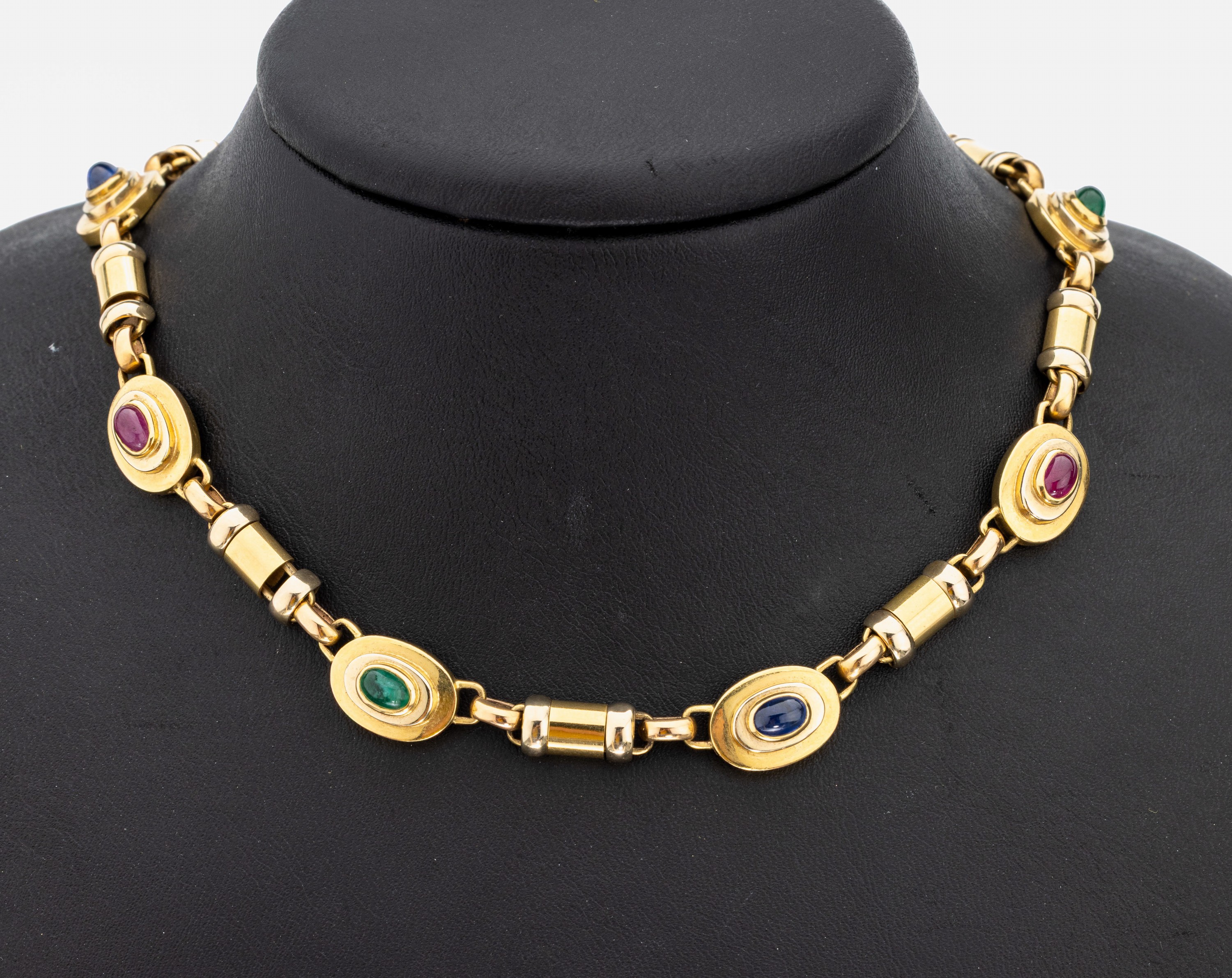 18 kt Gold Farbstein-Collier, GG 750/000, italienische Atelierarbeit, signiert, 2 Smaragd-Cabochons, 2 Rubin- Cabochons und 2 Saphir-Cabochons zus. ...