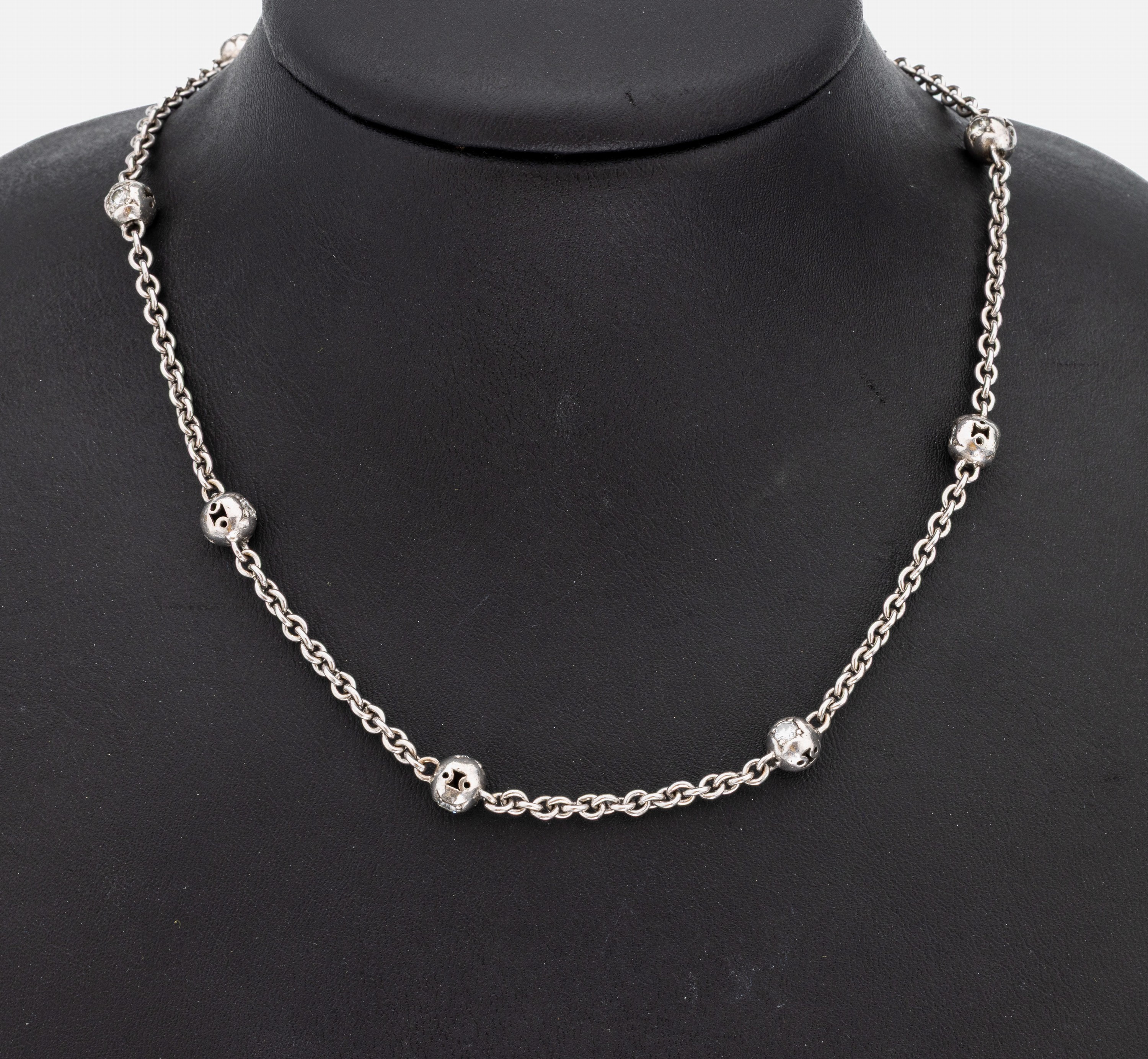 14 kt Gold Brillant-Collier, WG 585/000, 9 kugelförmige Zwischenelemente beids. bes. mit Brillanten, insges. 18 Brillanten zus. ca. 1.80 ct ...