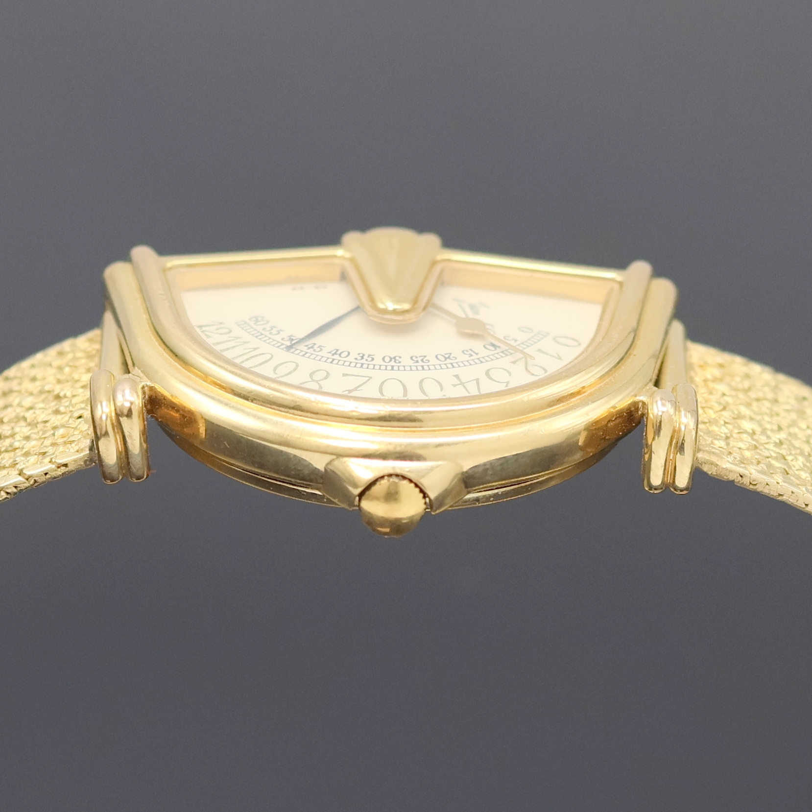 Detail c: JEAN D'EVE Sectora vergoldete Armbanduhr an GG 585/000 Band, Schweiz um 1990, quarz, asym. Gehäuse, Boden aufgedr., cremefarb. Zifferbl. mit ...