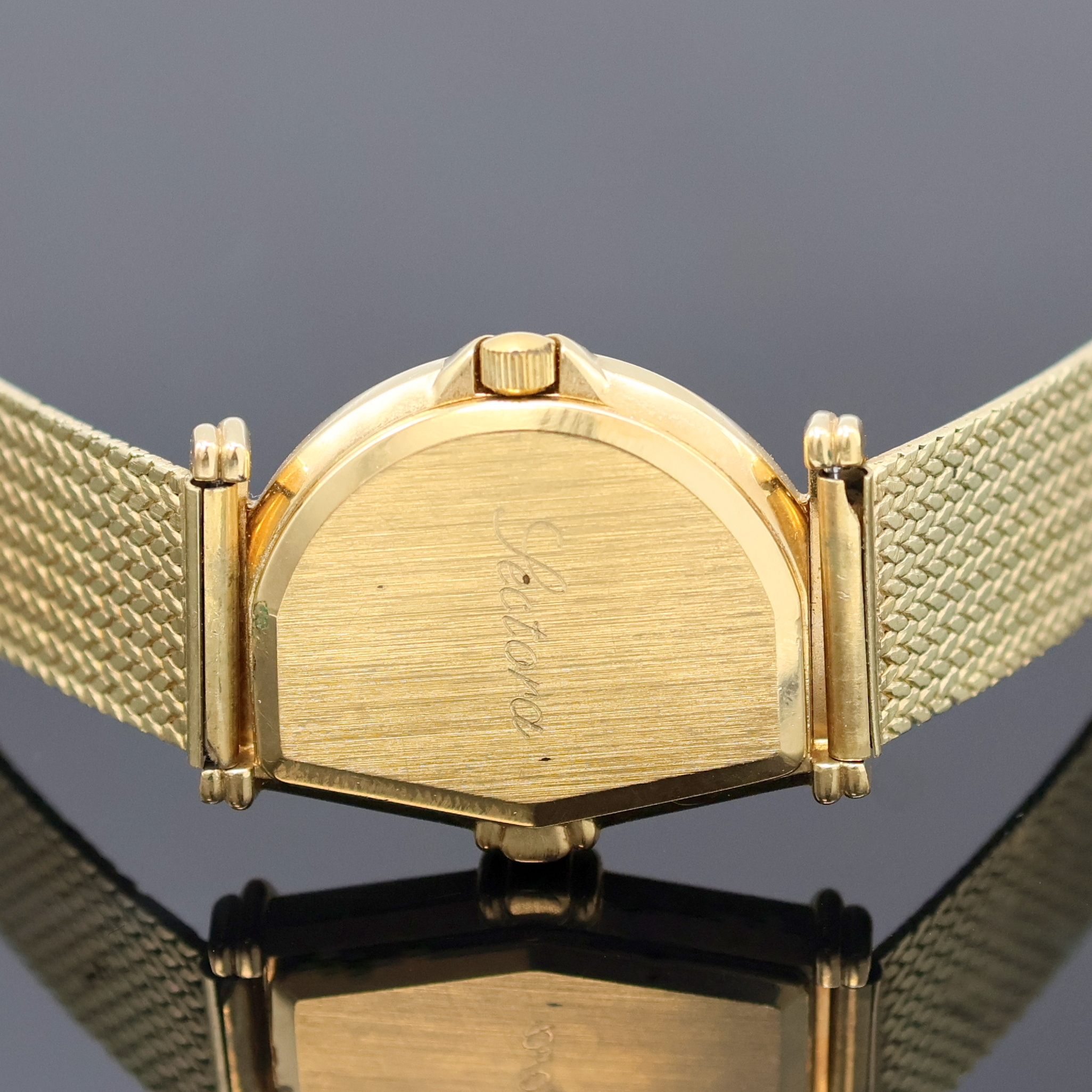 Detail e: JEAN D'EVE Sectora vergoldete Armbanduhr an GG 585/000 Band, Schweiz um 1990, quarz, asym. Gehäuse, Boden aufgedr., cremefarb. Zifferbl. mit ...