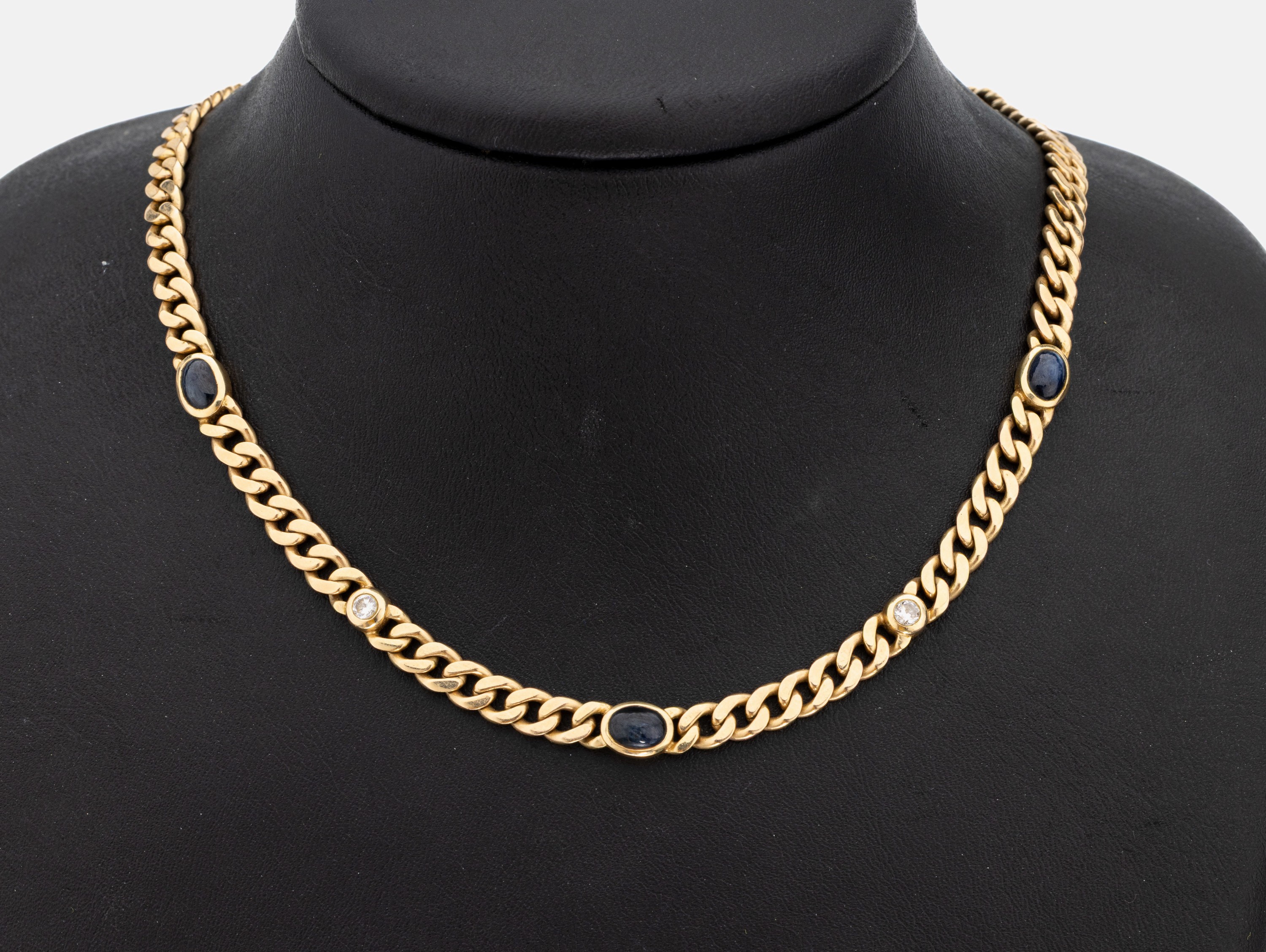 14 kt Gold Saphir-Brillant-Collier, GG 585/000, Flachpanzerkette B. ca. 5 mm, 3 ovaleSaphir-Cabochons zus. ca. 4.00 ct, 2 Brillanten zus. ca. 0.20 ...