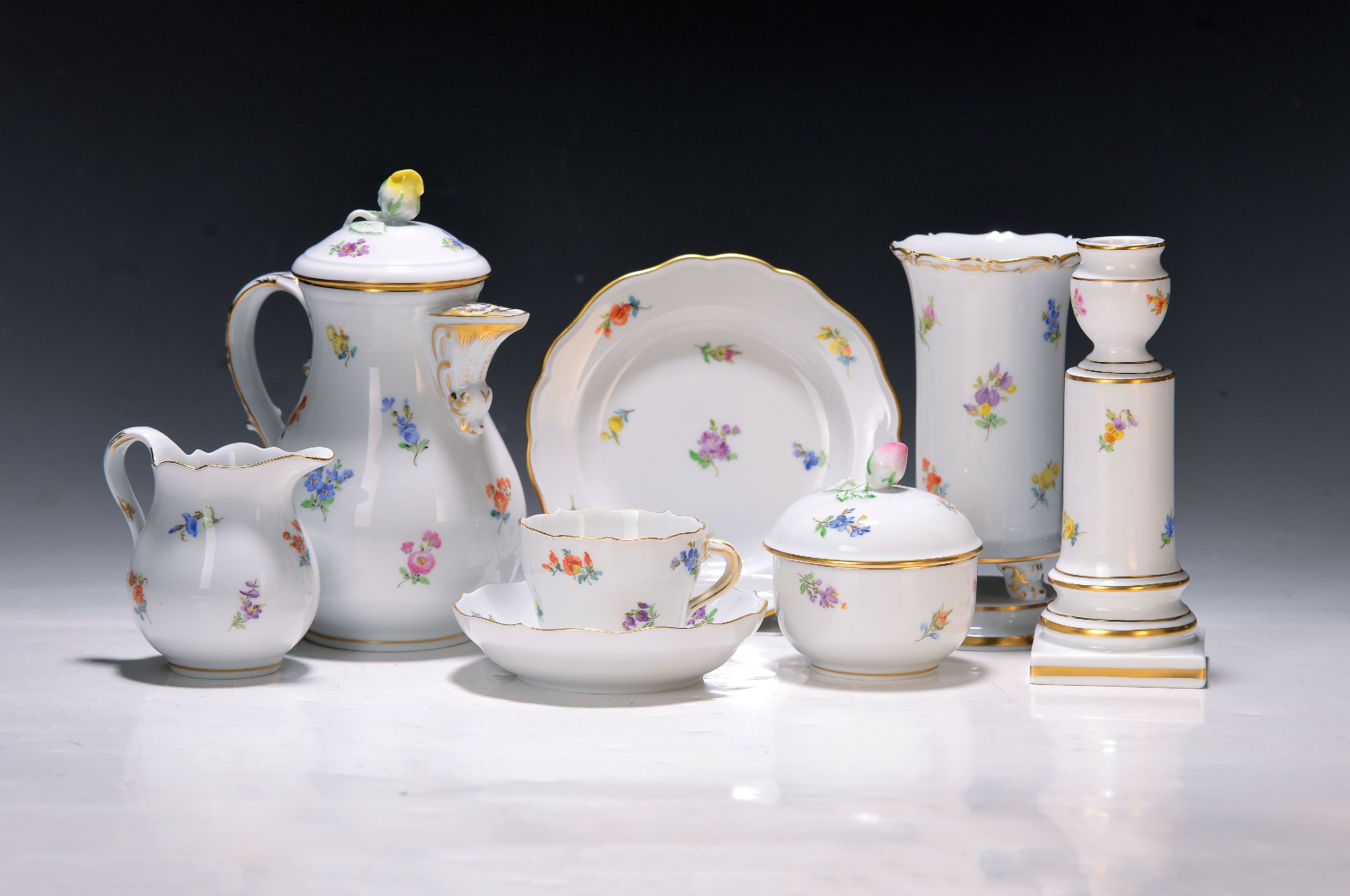 Mokka-/Espressoservice, Meissen, 20. Jh., 1. Wahl, Dekor gestreute Blumen, Goldränder, Kanne, Milchkännchen, Sahnegießer, Zuckerdose,6 Tassen, 3 ...