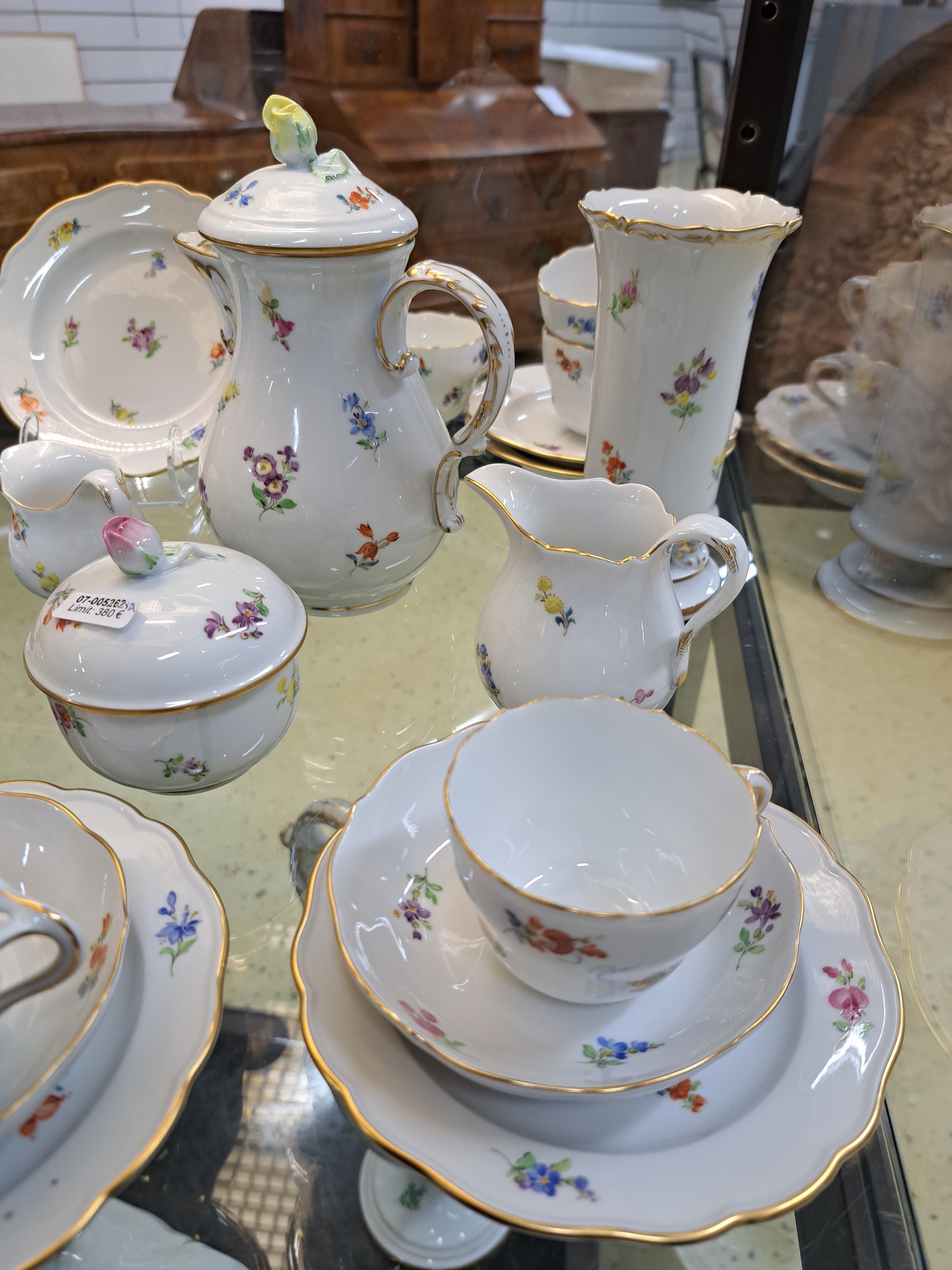 Detail a: Mokka-/Espressoservice, Meissen, 20. Jh., 1. Wahl, Dekor gestreute Blumen, Goldränder, Kanne, Milchkännchen, Sahnegießer, Zuckerdose,6 Tassen, 3 ...