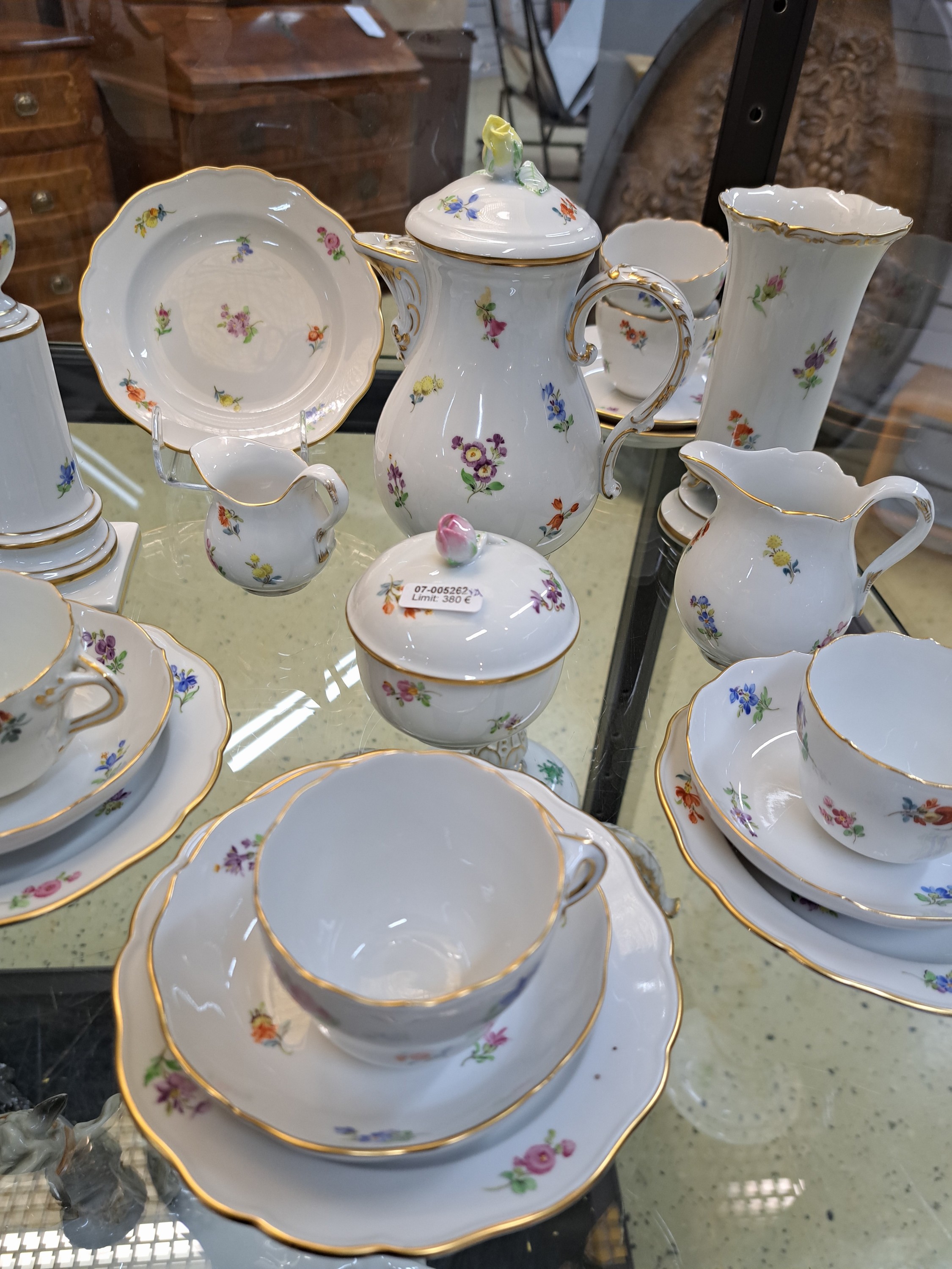 Detail b: Mokka-/Espressoservice, Meissen, 20. Jh., 1. Wahl, Dekor gestreute Blumen, Goldränder, Kanne, Milchkännchen, Sahnegießer, Zuckerdose,6 Tassen, 3 ...