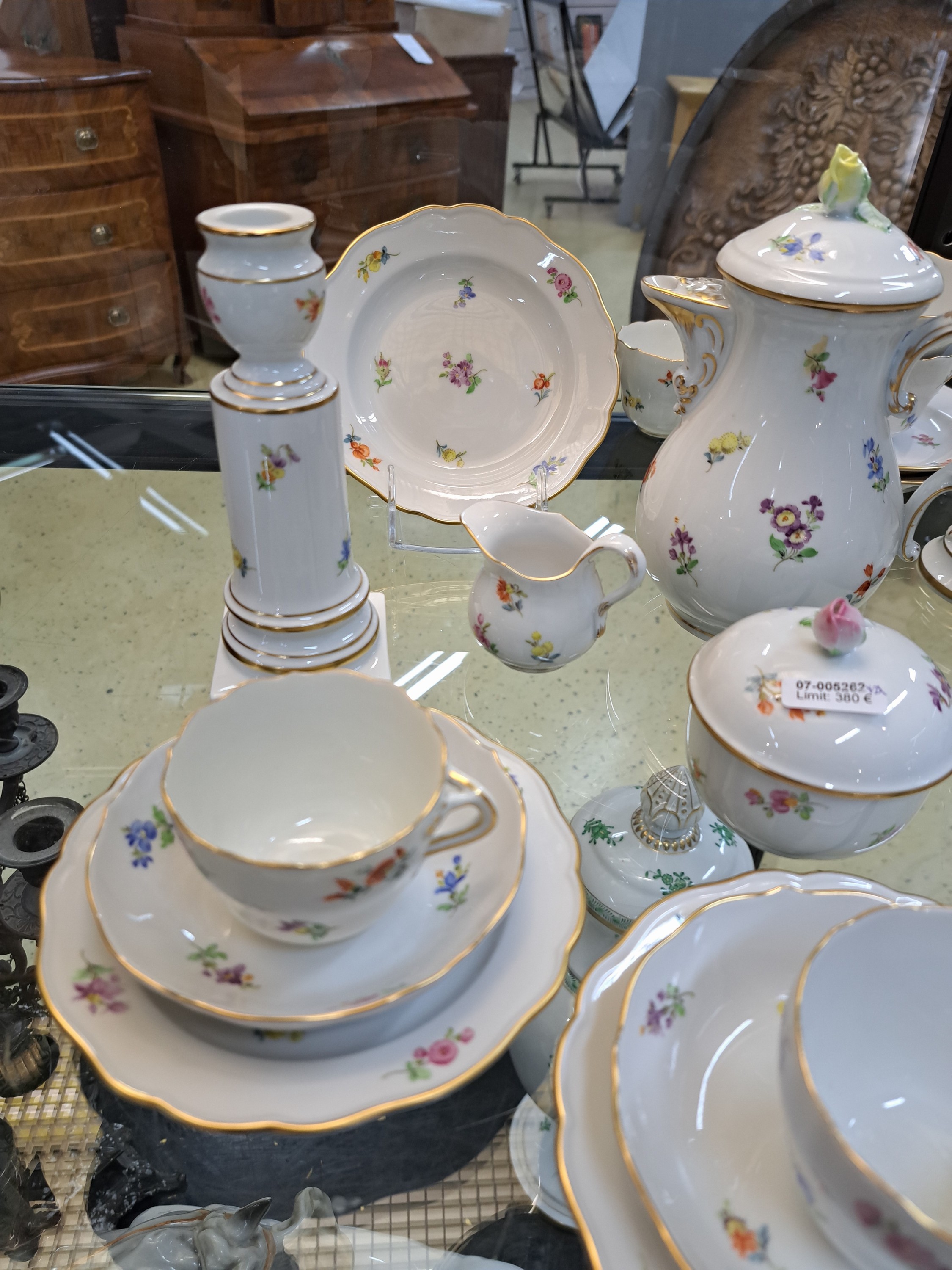 Detail c: Mokka-/Espressoservice, Meissen, 20. Jh., 1. Wahl, Dekor gestreute Blumen, Goldränder, Kanne, Milchkännchen, Sahnegießer, Zuckerdose,6 Tassen, 3 ...