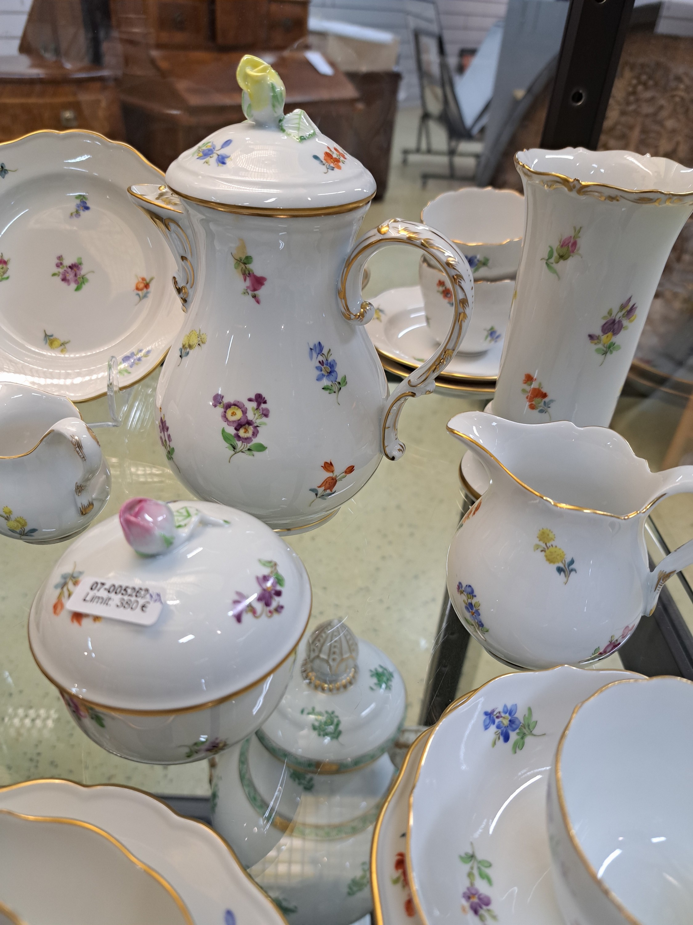 Detail d: Mokka-/Espressoservice, Meissen, 20. Jh., 1. Wahl, Dekor gestreute Blumen, Goldränder, Kanne, Milchkännchen, Sahnegießer, Zuckerdose,6 Tassen, 3 ...