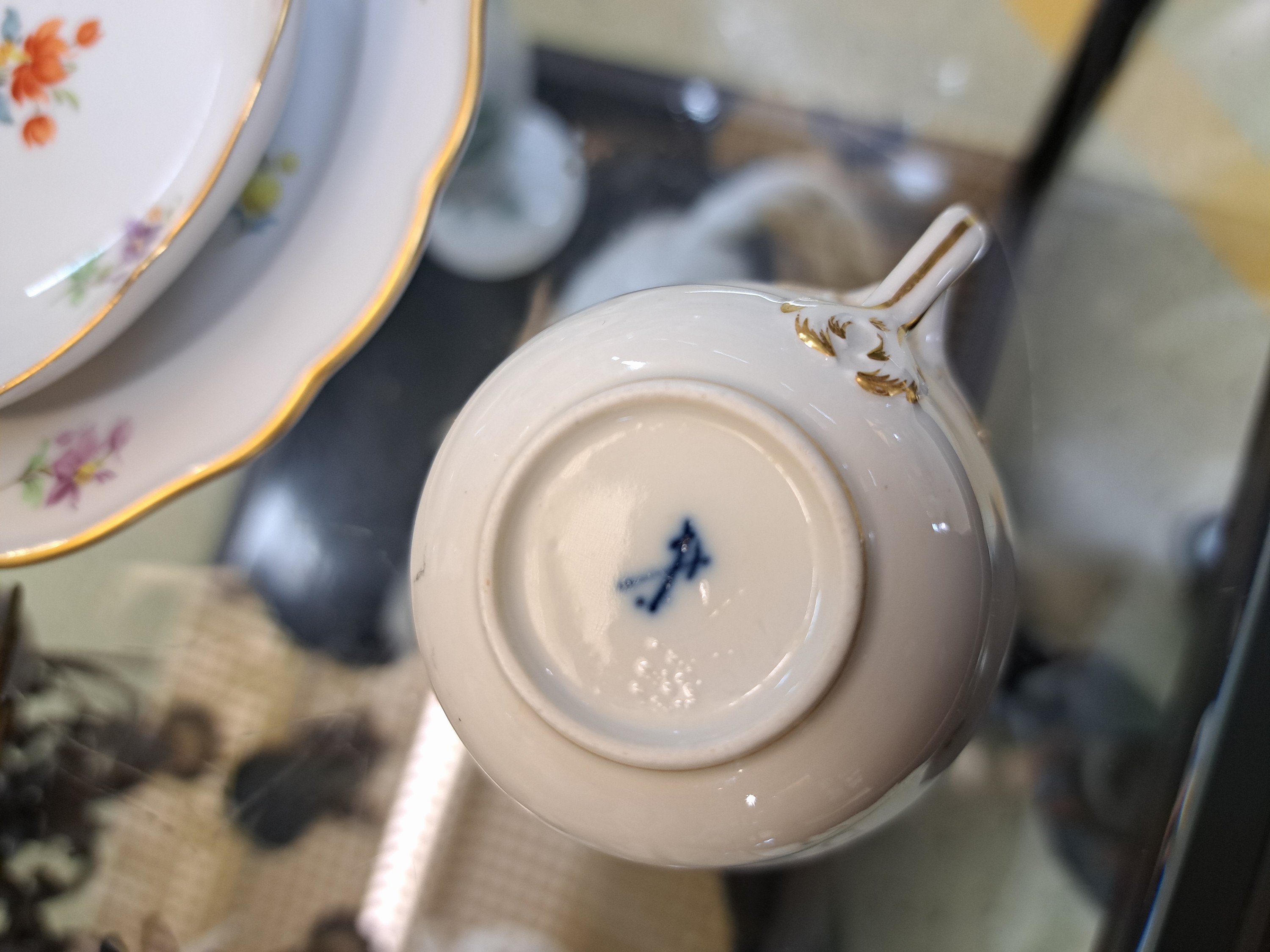 Detail e: Mokka-/Espressoservice, Meissen, 20. Jh., 1. Wahl, Dekor gestreute Blumen, Goldränder, Kanne, Milchkännchen, Sahnegießer, Zuckerdose,6 Tassen, 3 ...