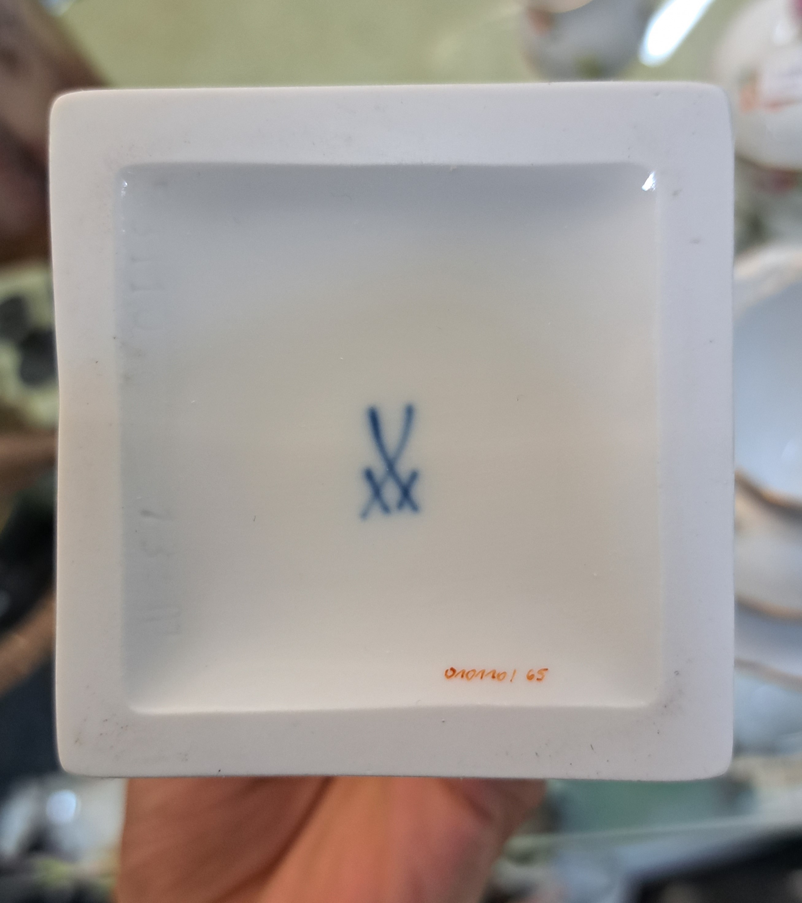 Detail f: Mokka-/Espressoservice, Meissen, 20. Jh., 1. Wahl, Dekor gestreute Blumen, Goldränder, Kanne, Milchkännchen, Sahnegießer, Zuckerdose,6 Tassen, 3 ...