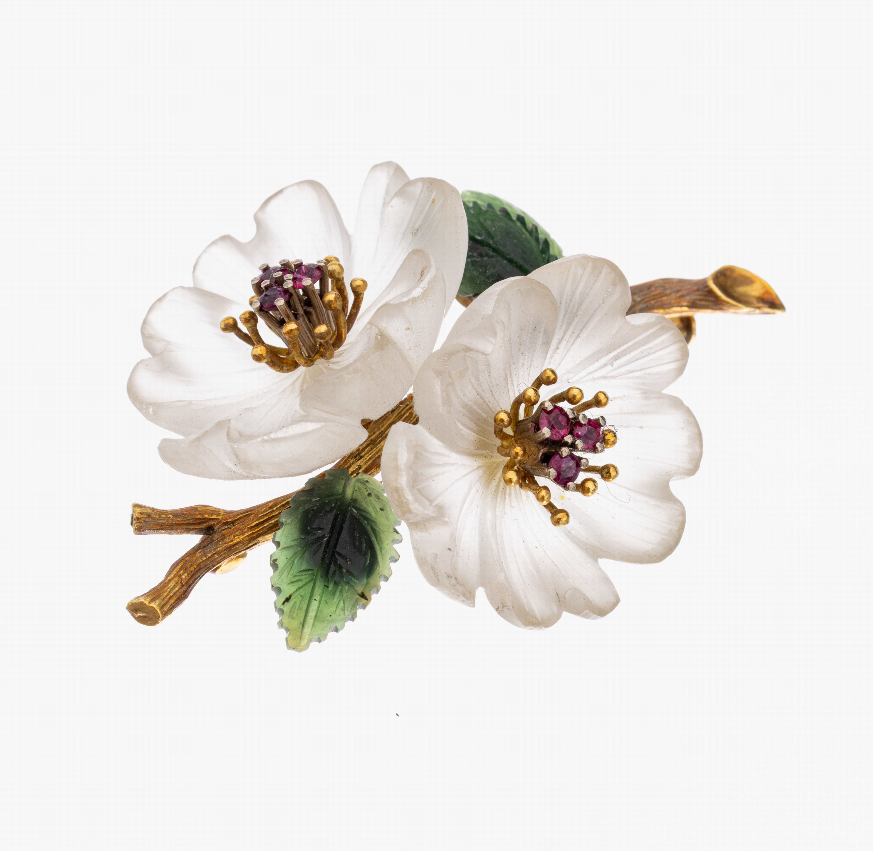 18 kt Gold Farbstein-Blütenbrosche, 1960er Jahre, GG/WG 750/000, 2 Blüten aus Bergkristall geschnitten, Blätter Nephrit, 6 rundfacett. Rubine als ...
