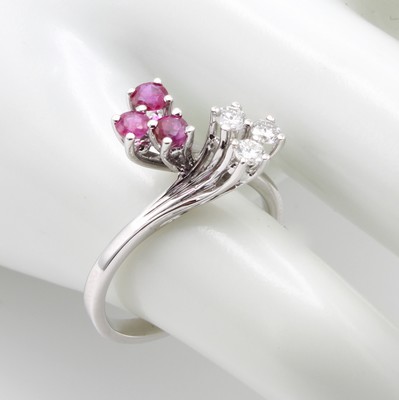 26958823a - Ring mit Rubinen und Brillanten, WG 585/000,3 Brill. zus. ca. 0.15 ct Weiß/si, und 3 ...