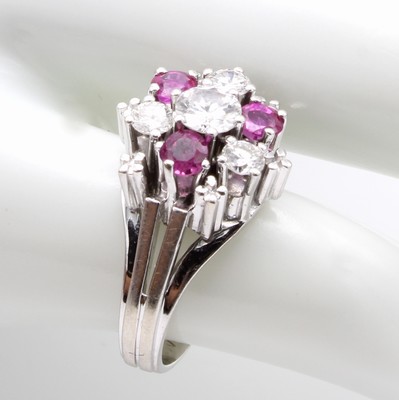 Image Ring mit Brillanten und Rubinen, WG 585/000,4 Brill. zus. ca. 0.65 ct Weiß/vs, 3 Rubine ...