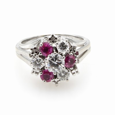 26958824a - Ring mit Brillanten und Rubinen, WG 585/000,4 Brill. zus. ca. 0.65 ct Weiß/vs, 3 Rubine ...