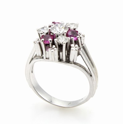 26958824b - Ring mit Brillanten und Rubinen, WG 585/000,4 Brill. zus. ca. 0.65 ct Weiß/vs, 3 Rubine ...