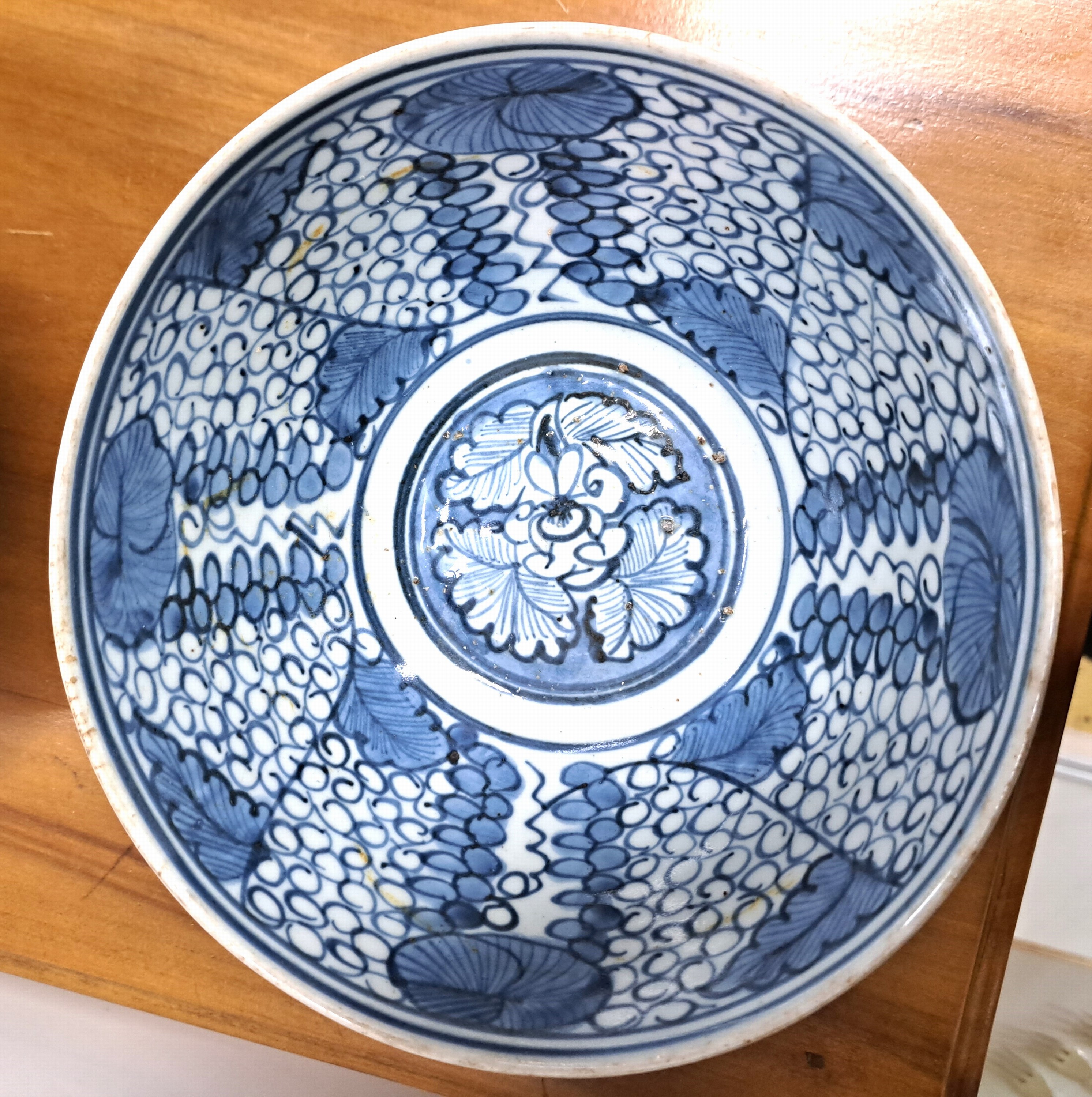 Detail c: Zwei Schalen, China, 19. Jh., Porzellan, mit blauer Unterglasurbemalung, floraler Dekor, mit Blüten und Blättern, ca. 9 cm, D. 18 cm, geom. Muster, ...